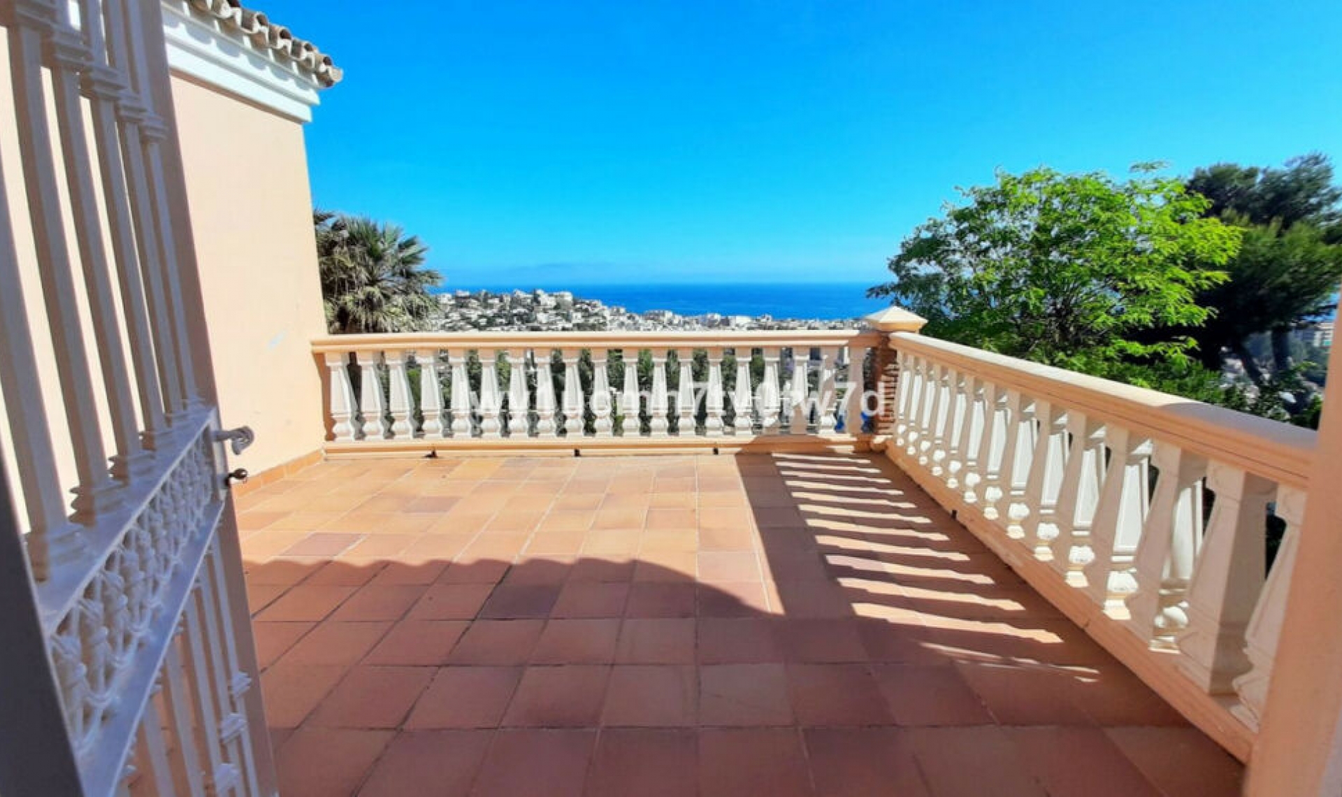 Resale - House -
Málaga