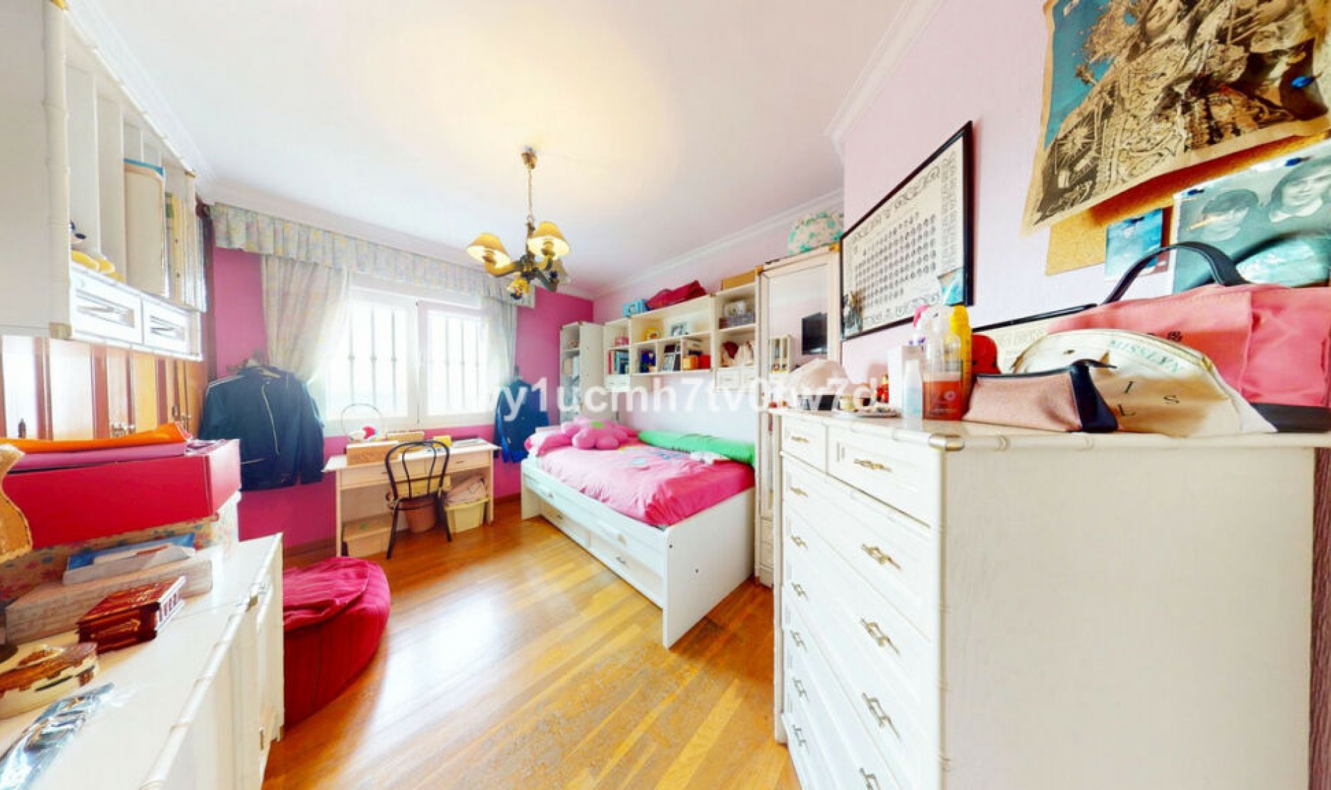 Resale - House -
Málaga