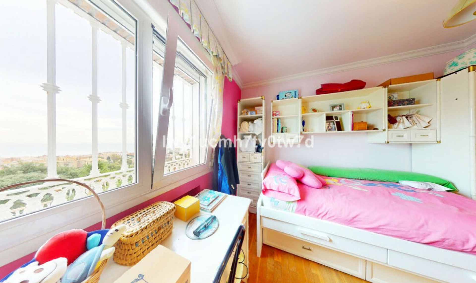 Resale - House -
Málaga