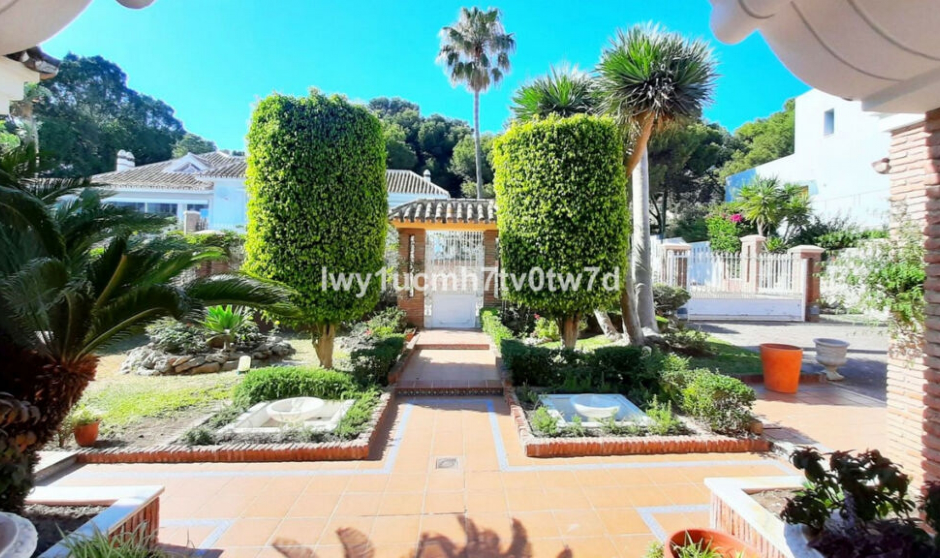 Resale - House -
Málaga