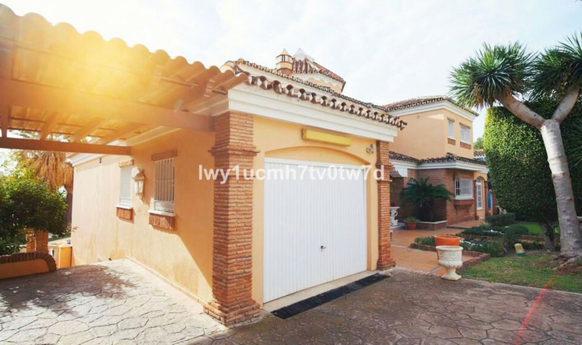 Resale - House -
Málaga