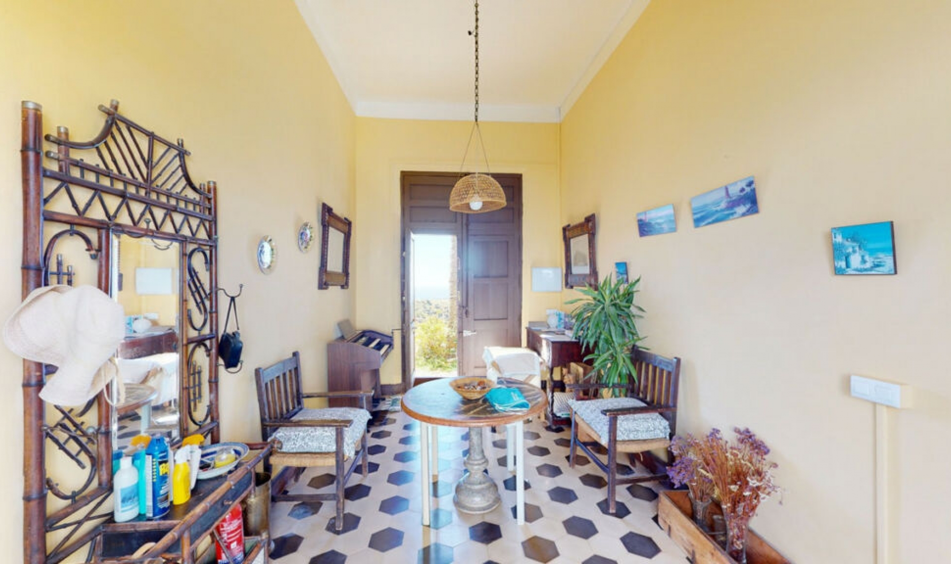 Resale - House -
Málaga