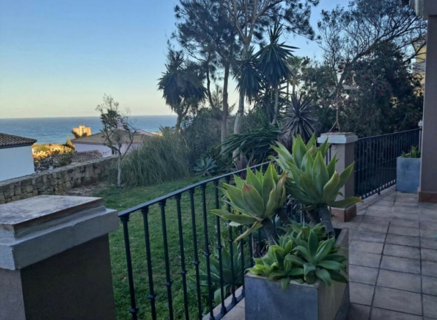Resale - House -
Manilva