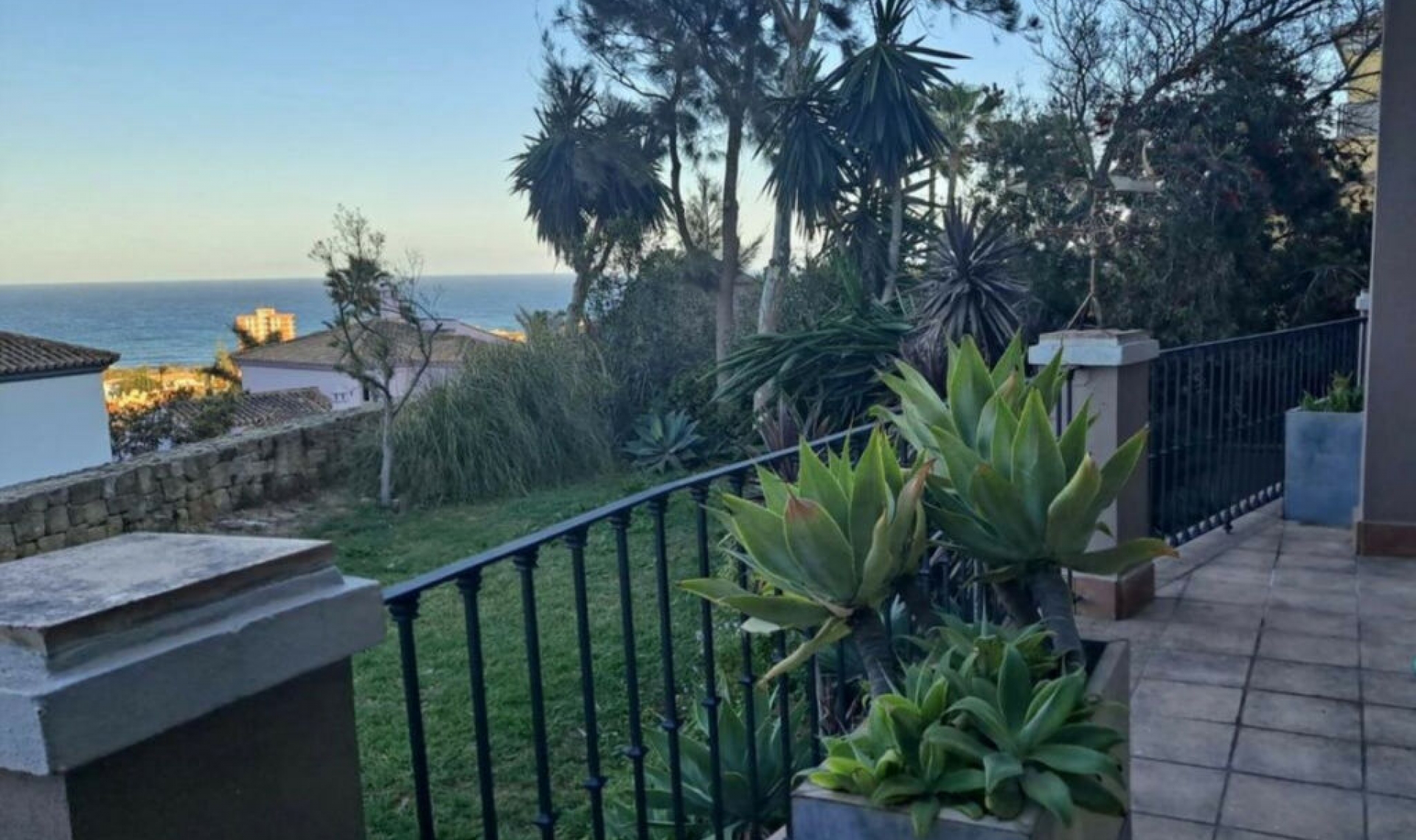 Resale - House -
Manilva