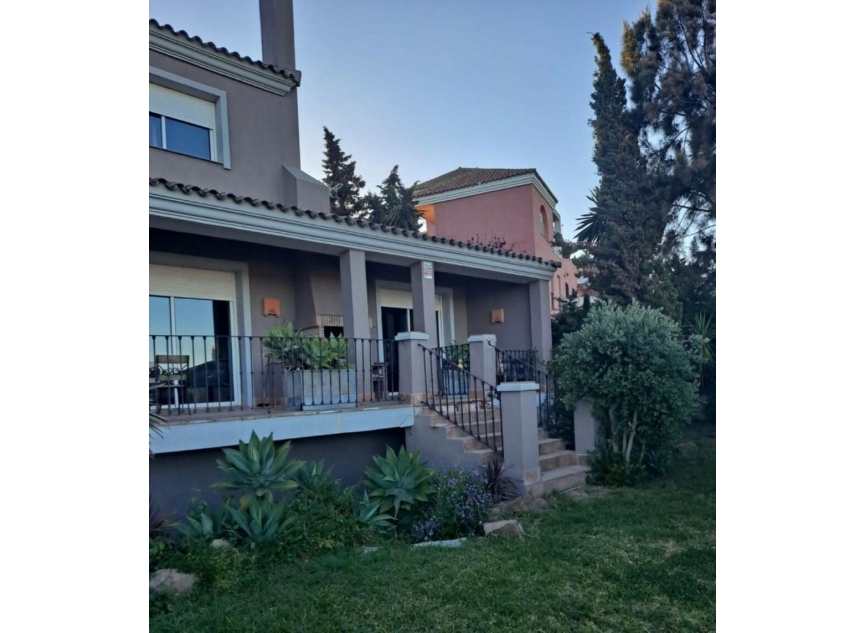Resale - House -
Manilva