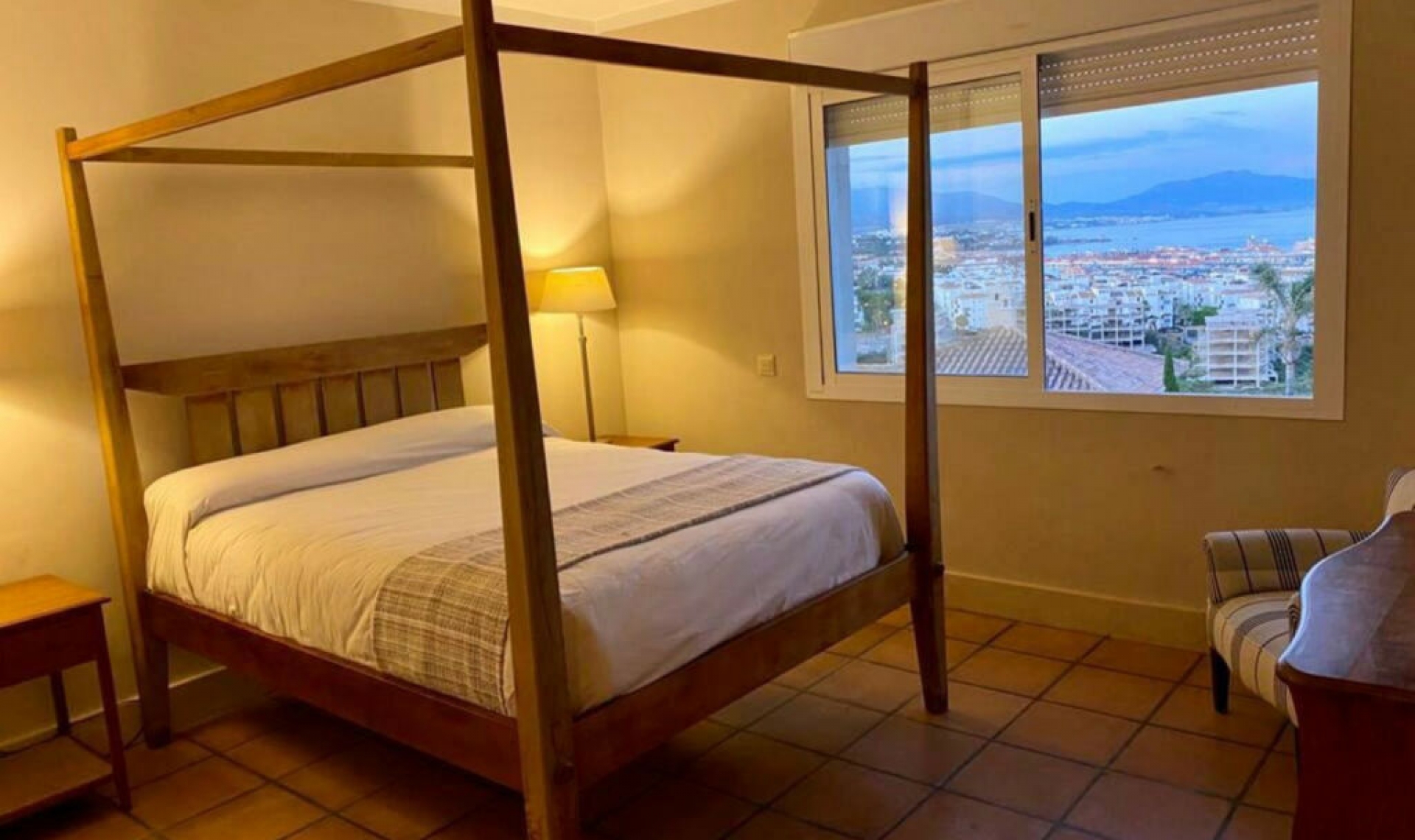 Resale - House -
Manilva