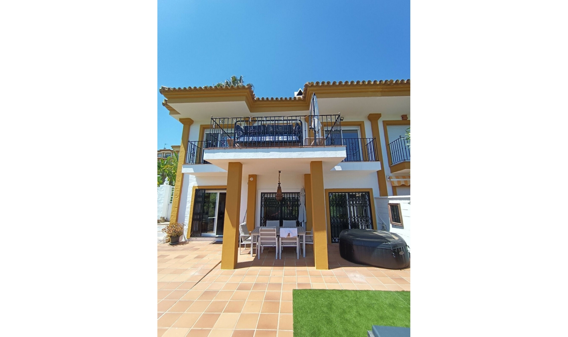 Resale - House -
Manilva