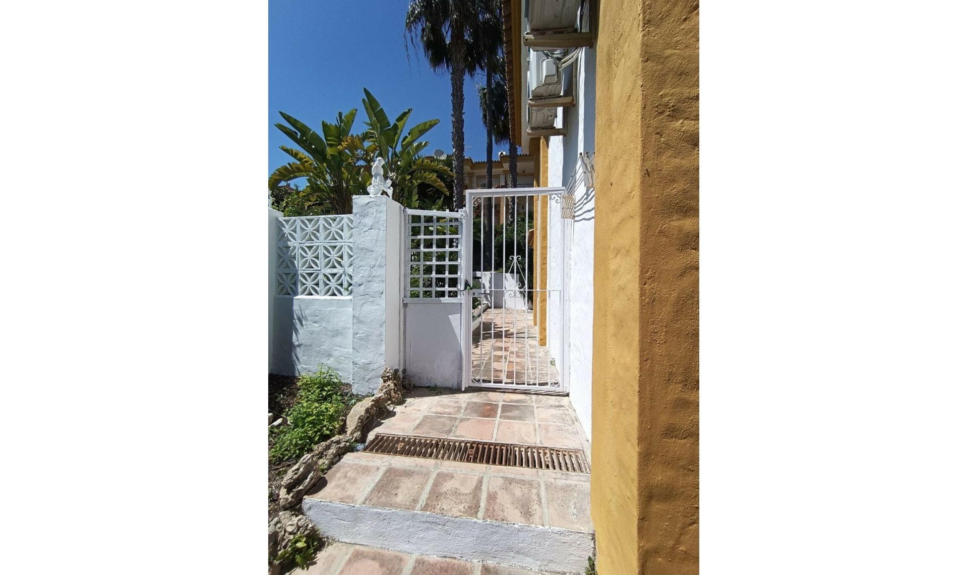 Resale - House -
Manilva