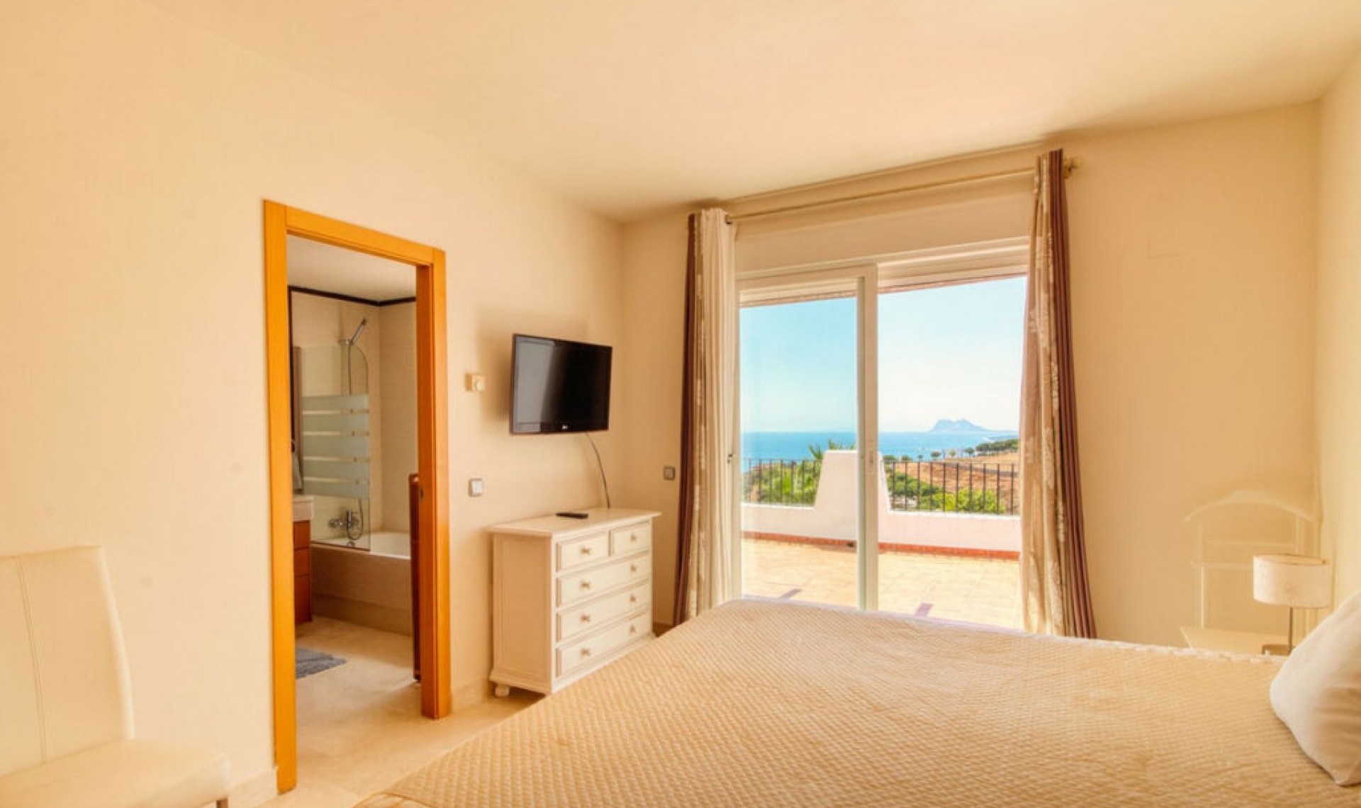 Resale - House -
Manilva