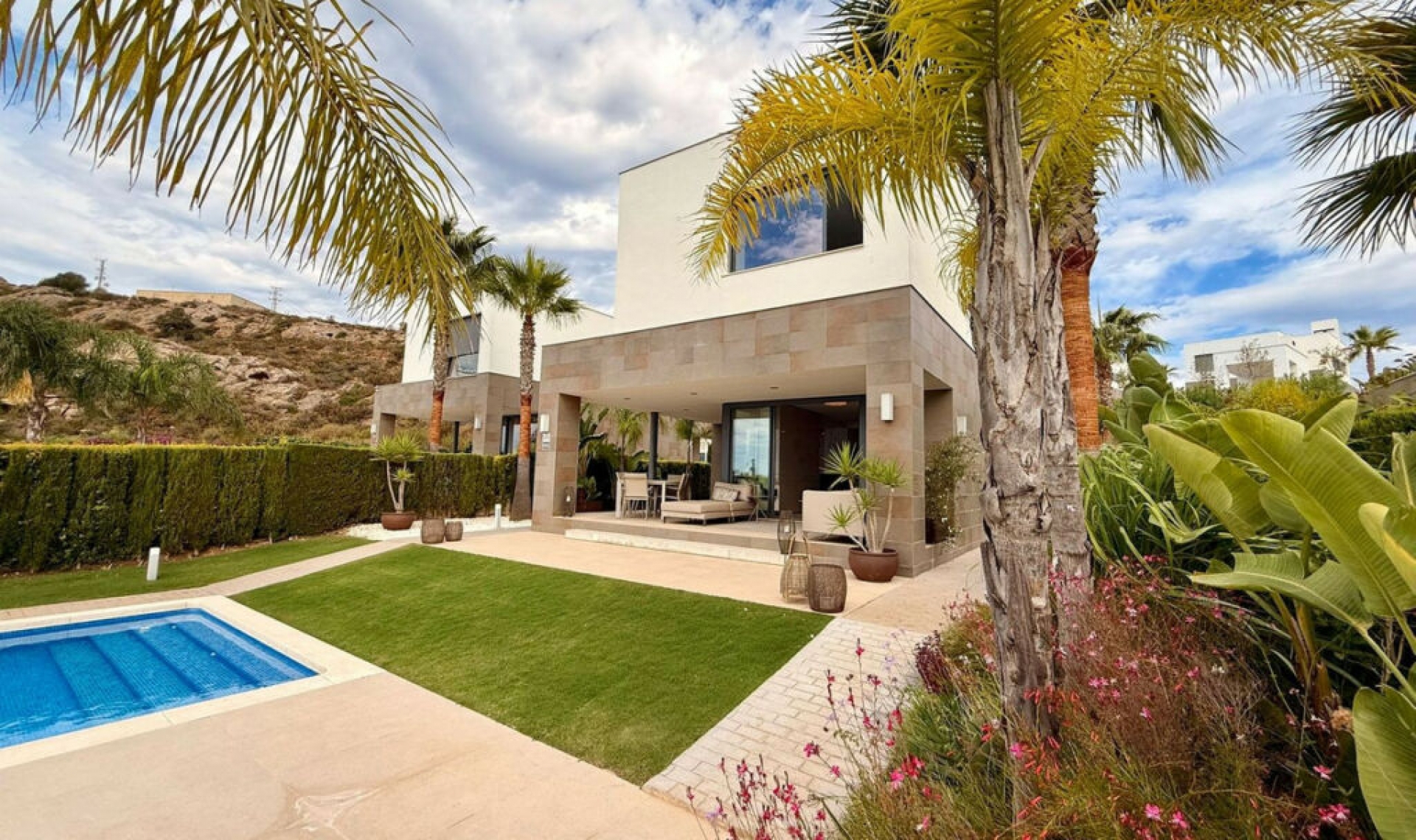 Resale - House -
Manilva