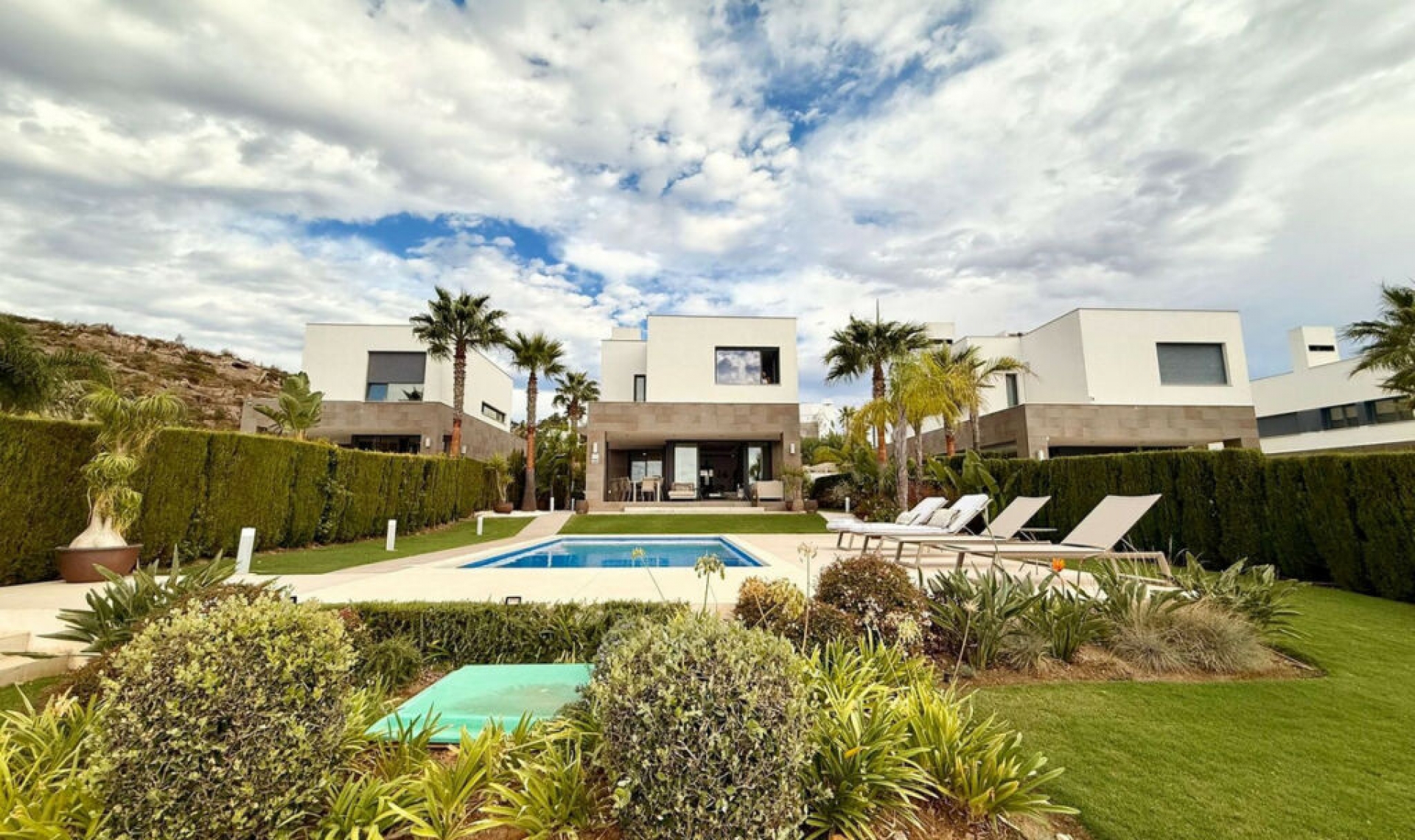 Resale - House -
Manilva