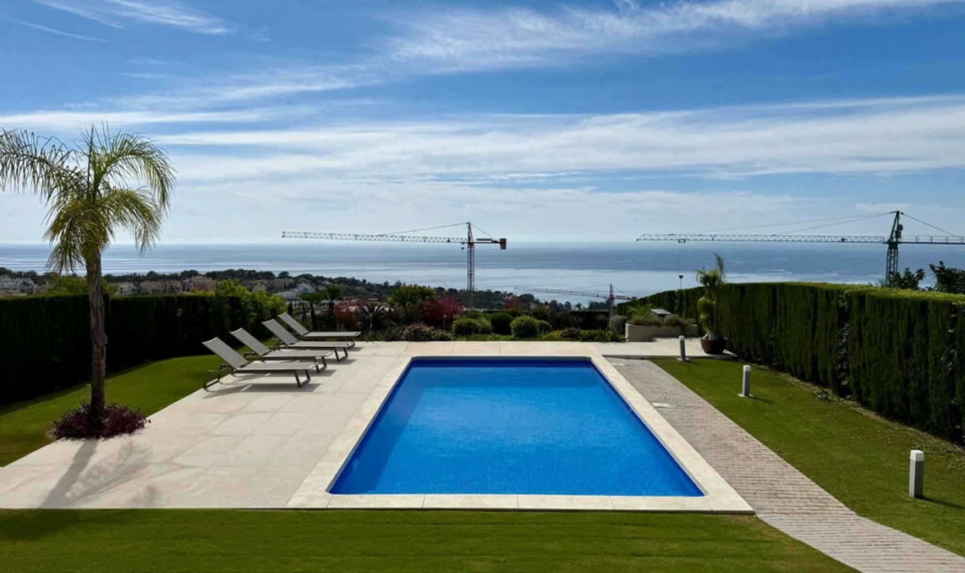 Resale - House -
Manilva