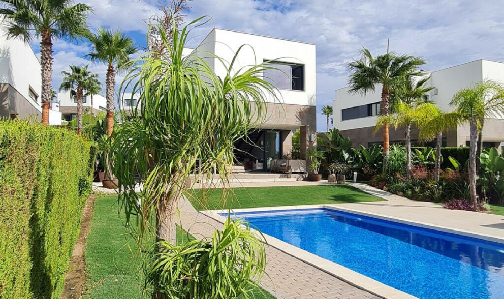 Resale - House -
Manilva