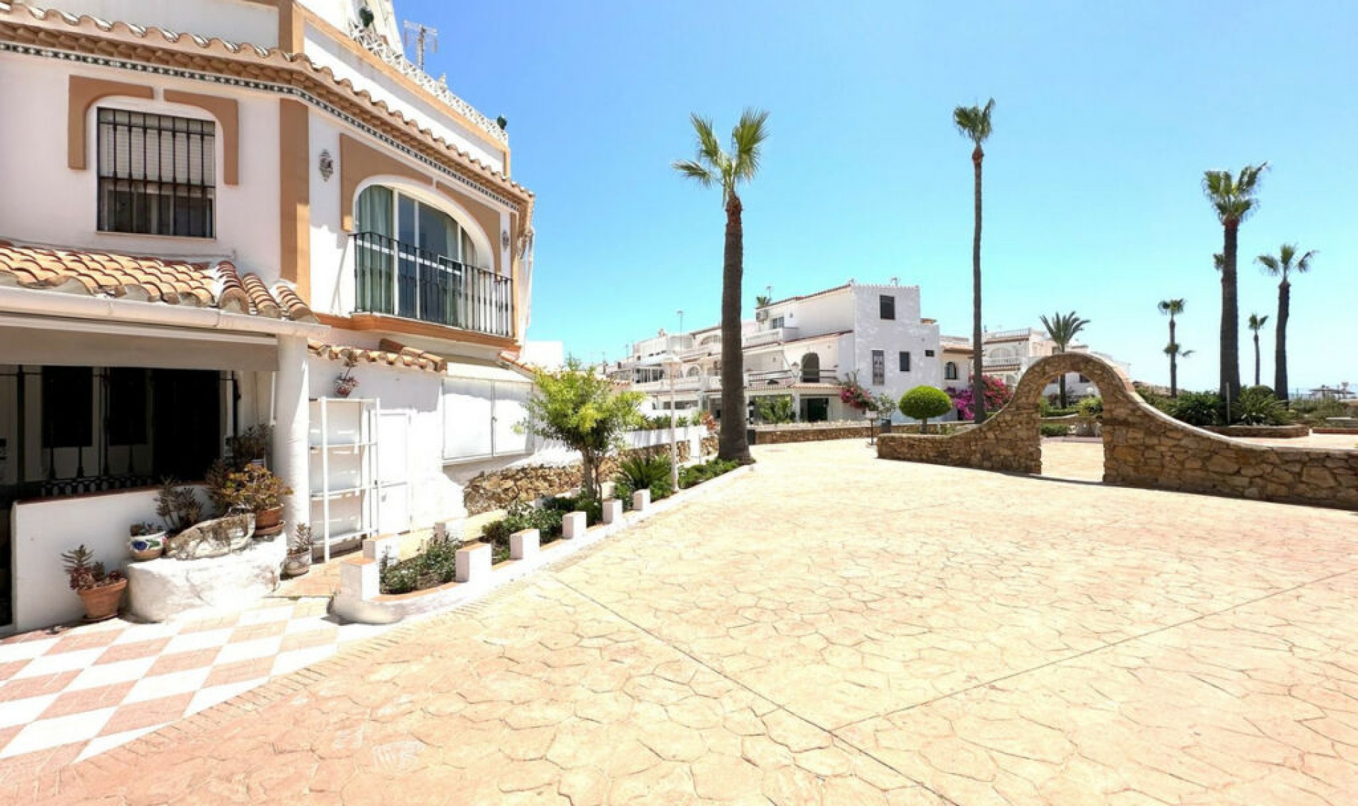 Resale - House -
Manilva