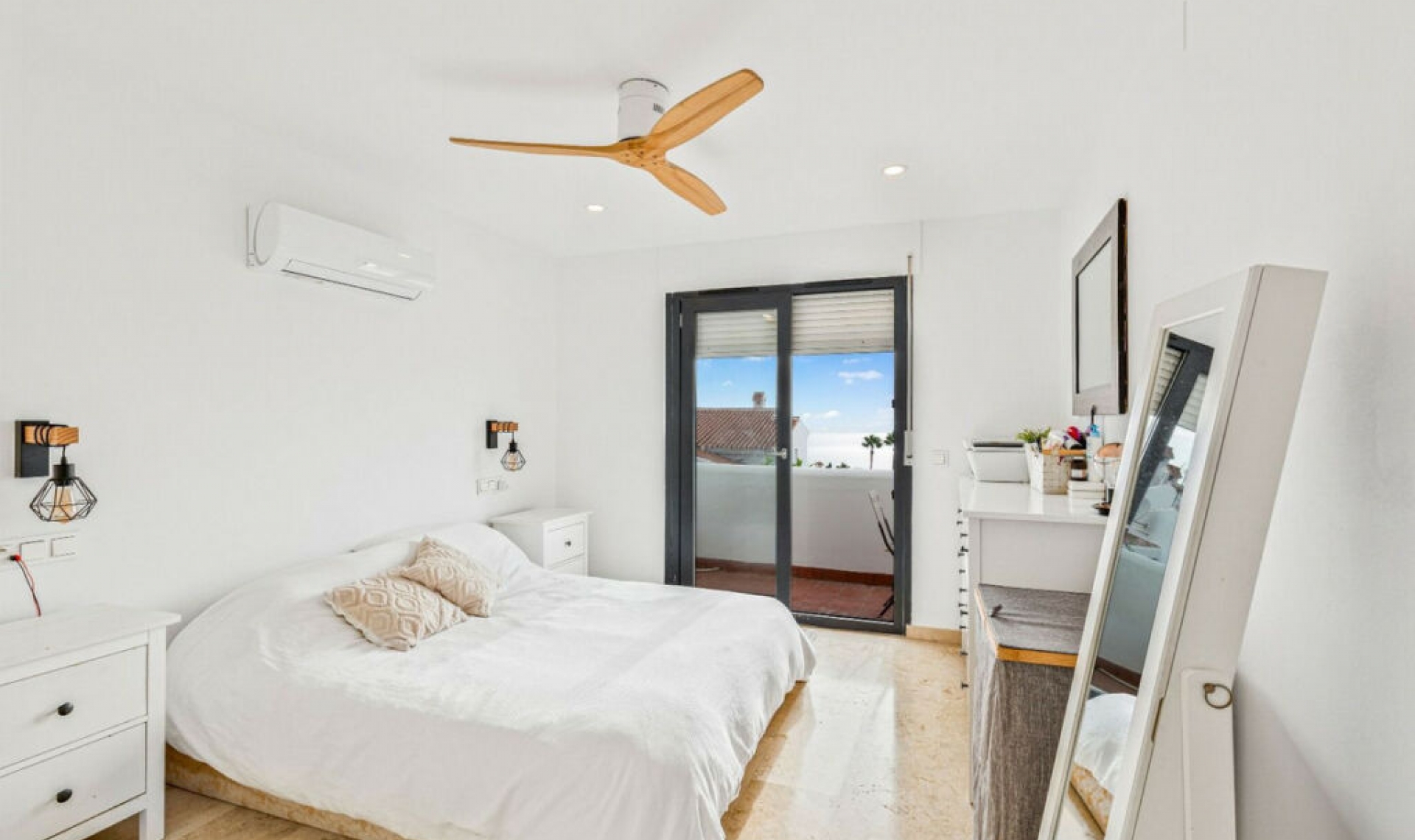 Resale - House -
Manilva