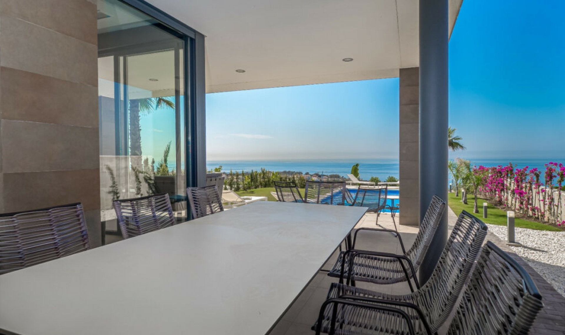 Resale - House -
Manilva