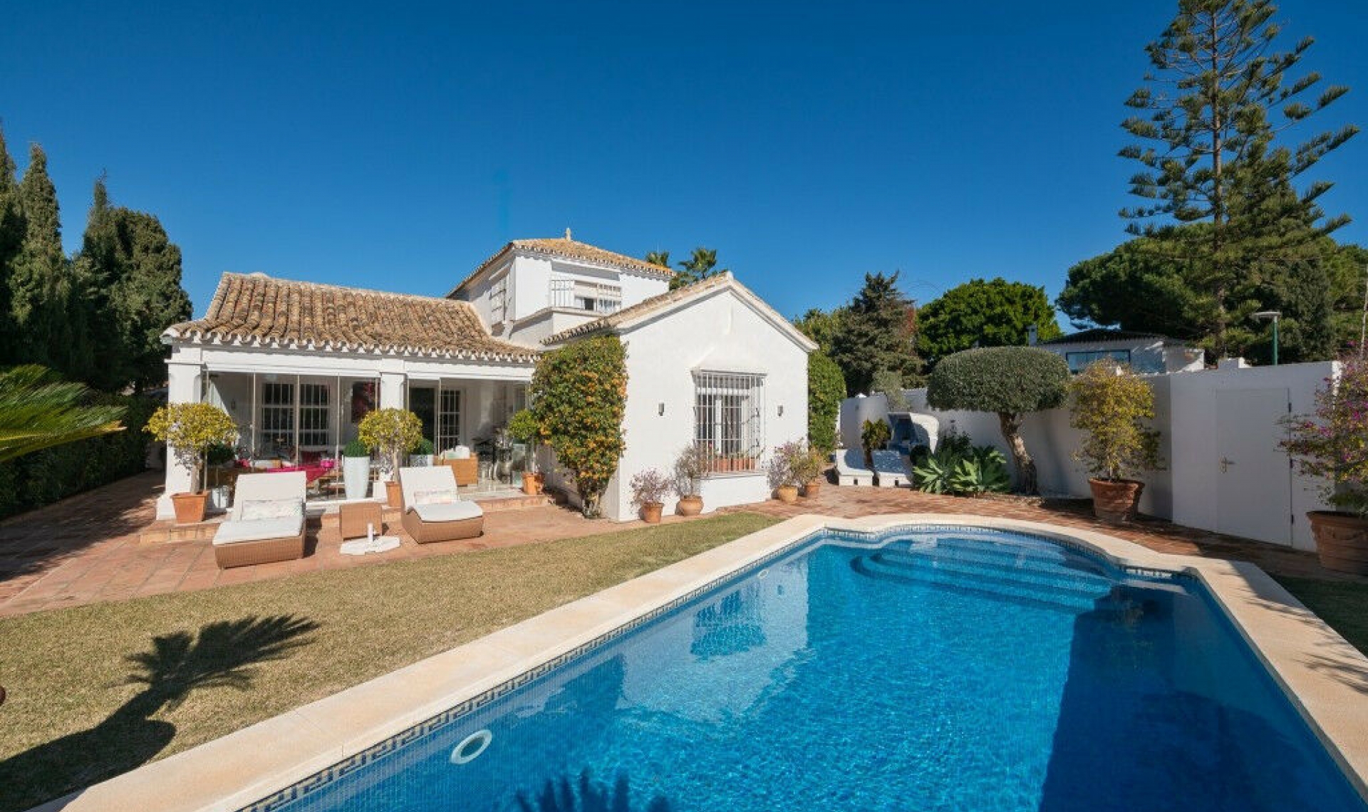Resale - House -
Marbella