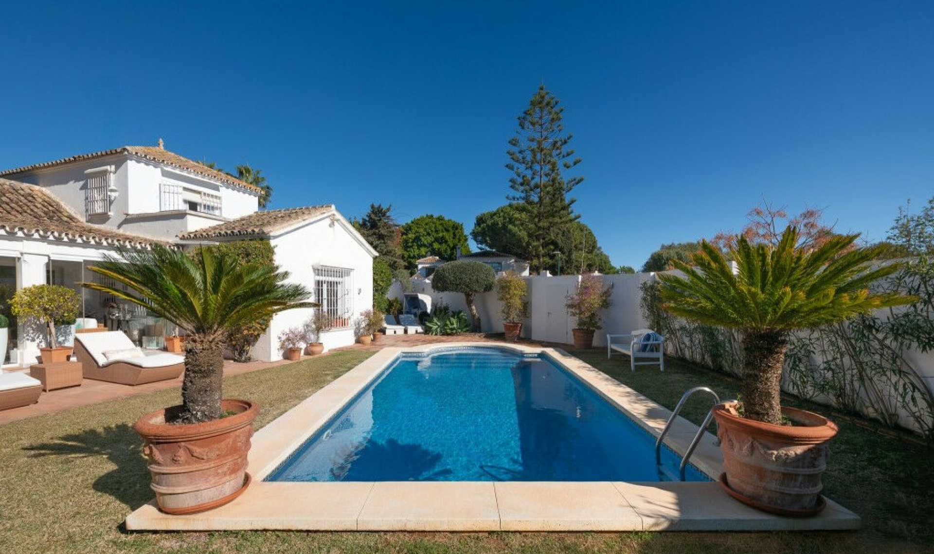 Resale - House -
Marbella