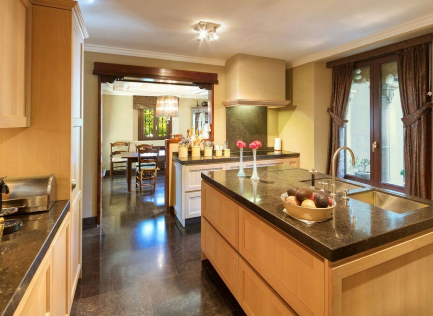 Resale - House -
Marbella