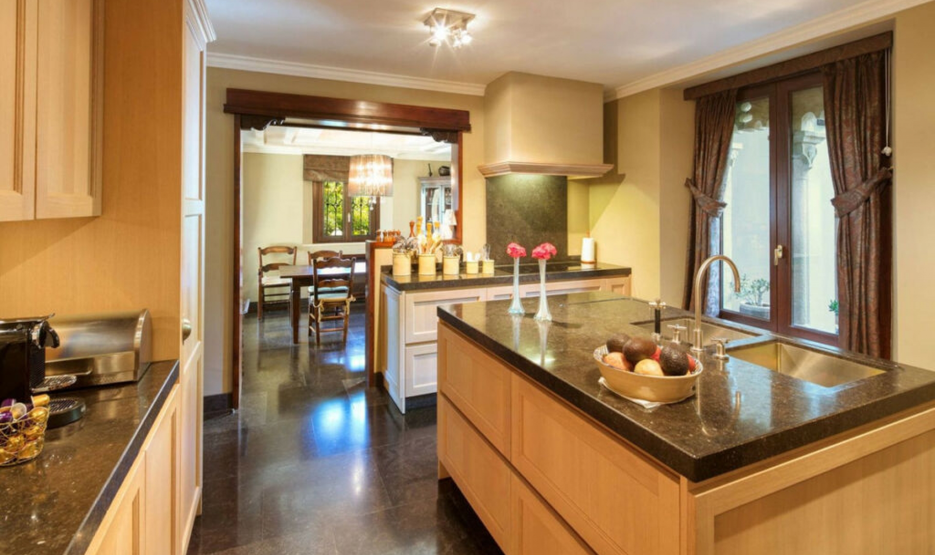 Resale - House -
Marbella