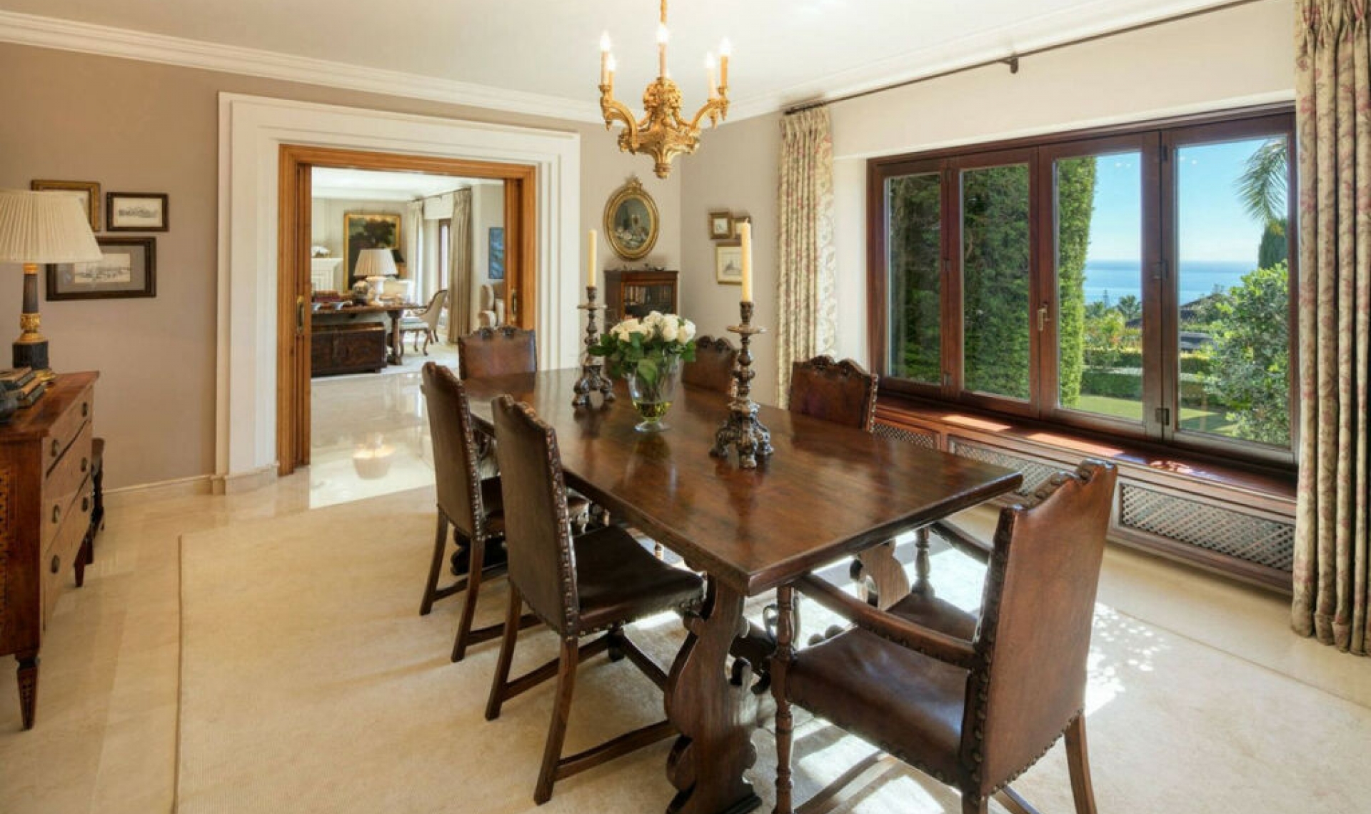 Resale - House -
Marbella