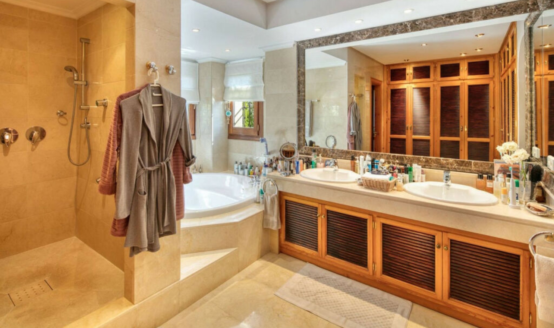 Resale - House -
Marbella