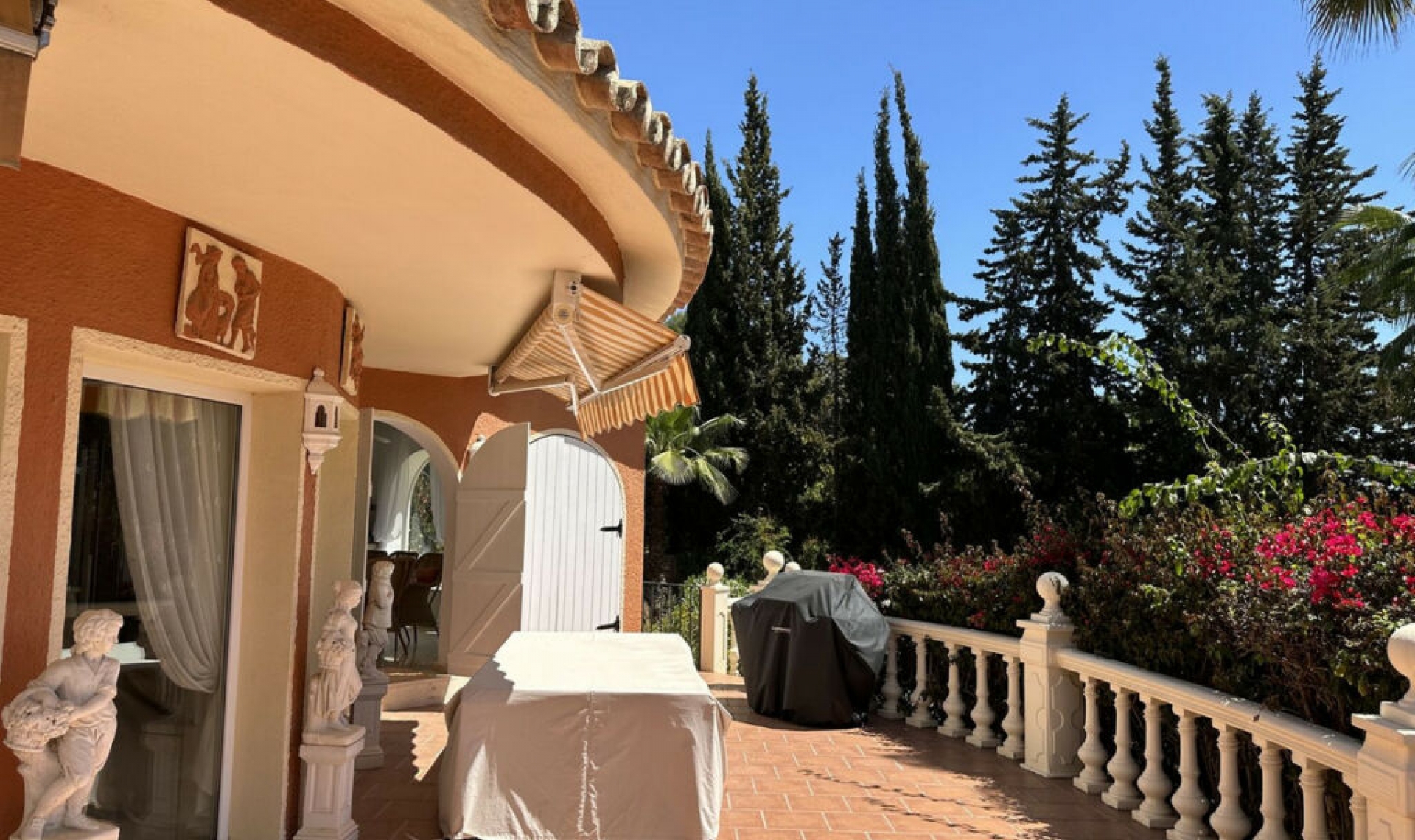 Resale - House -
Marbella