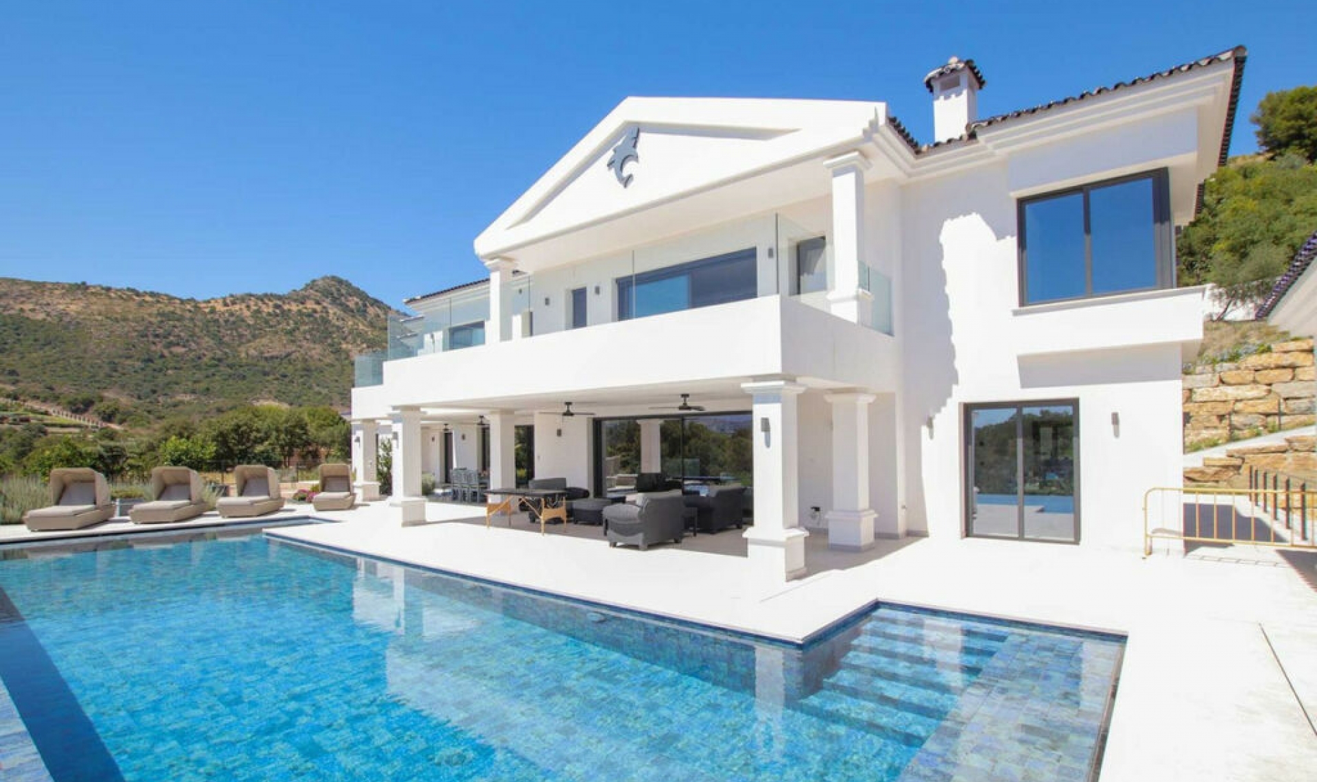 Resale - House -
Marbella