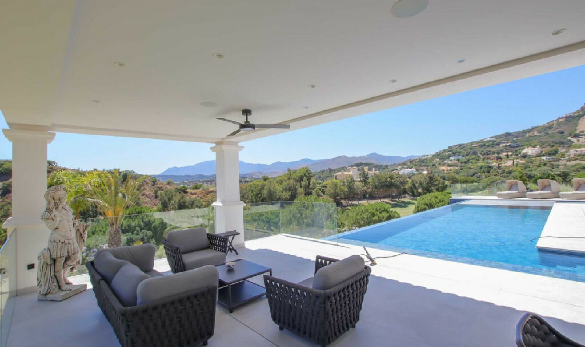Resale - House -
Marbella