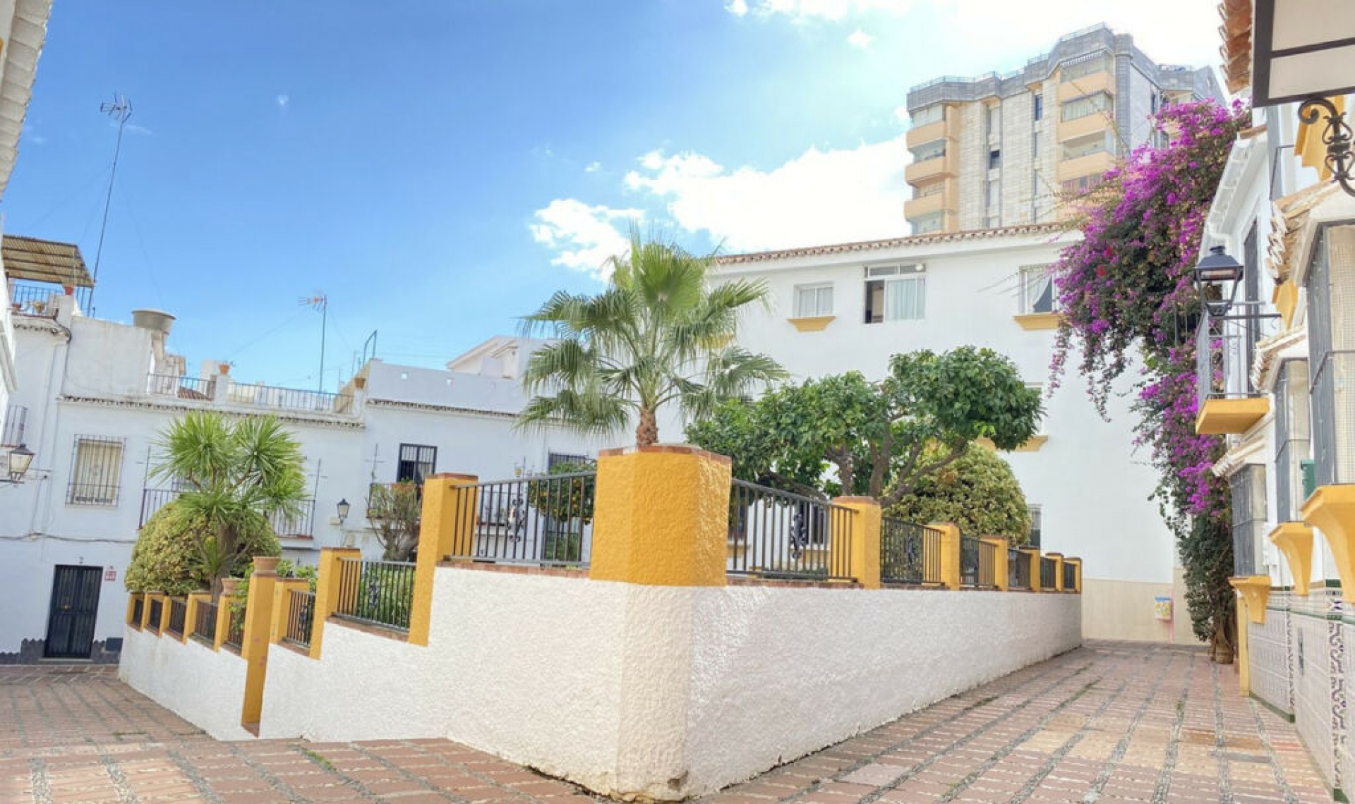 Resale - House -
Marbella