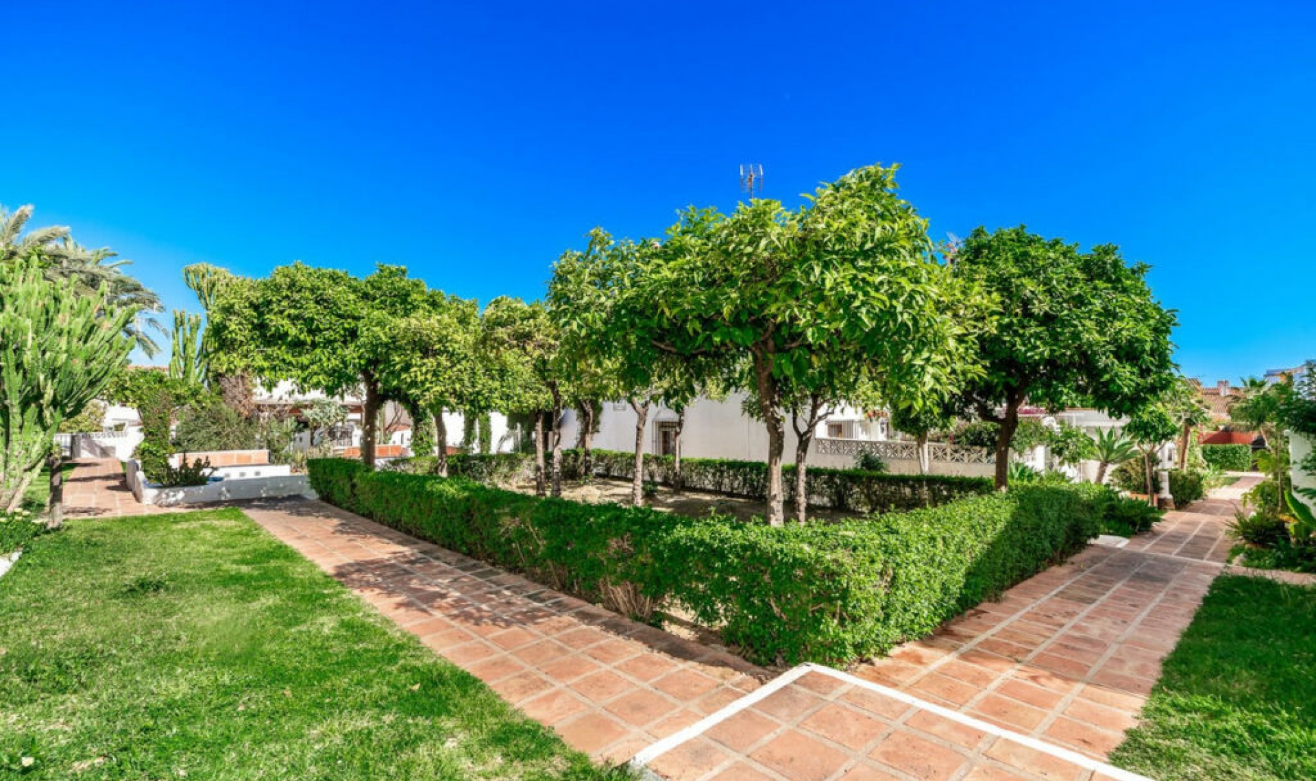 Resale - House -
Marbella