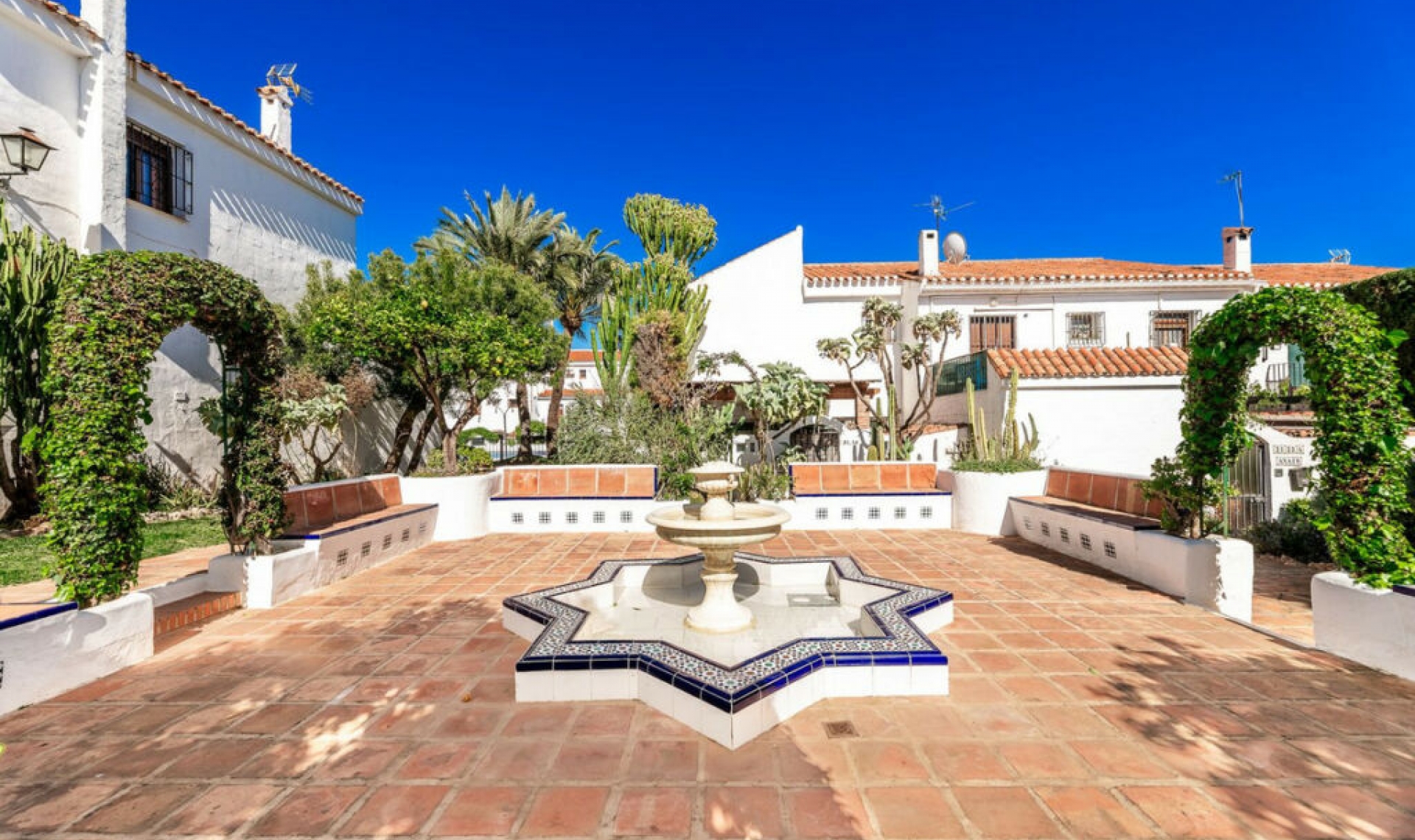 Resale - House -
Marbella