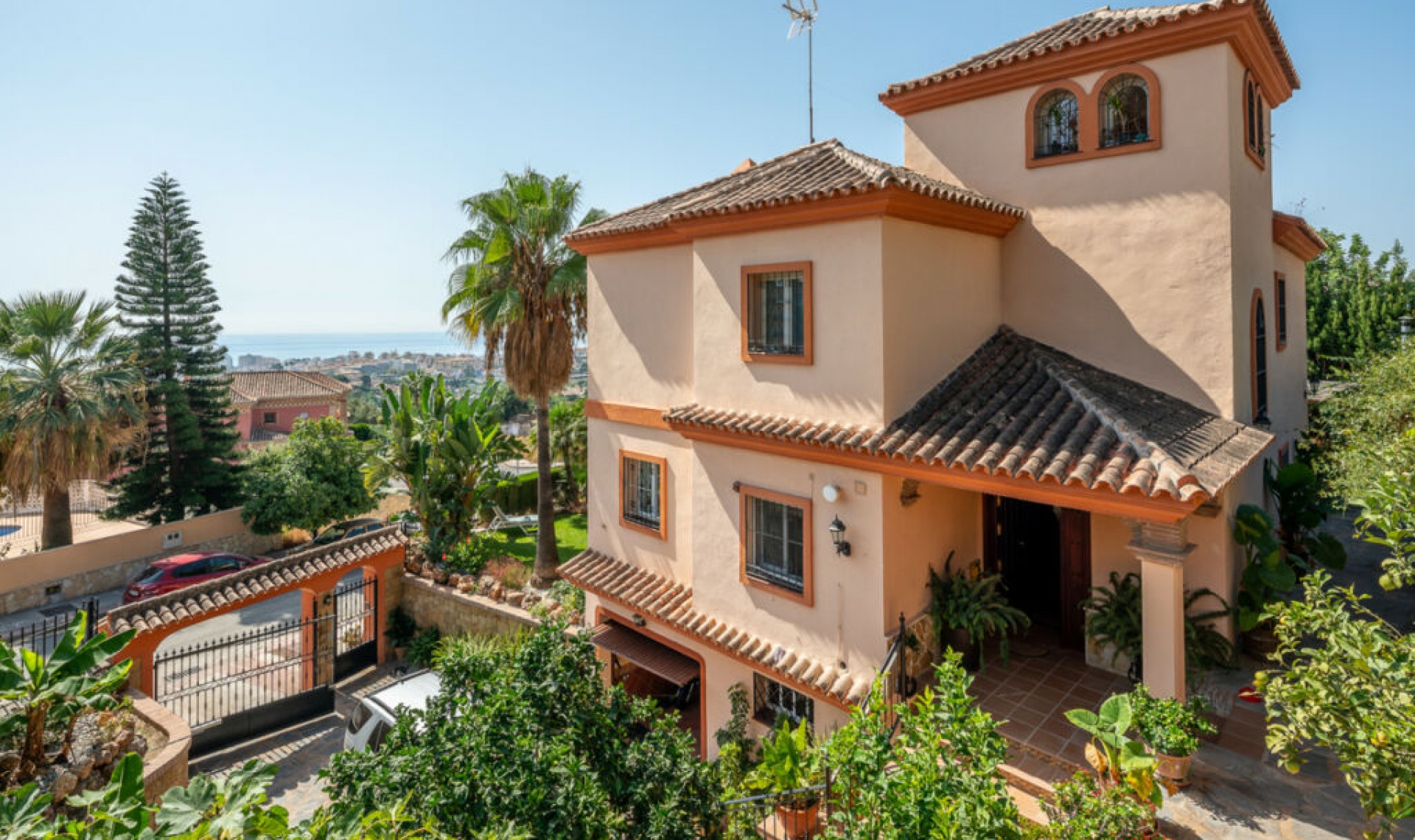 Resale - House -
Marbella