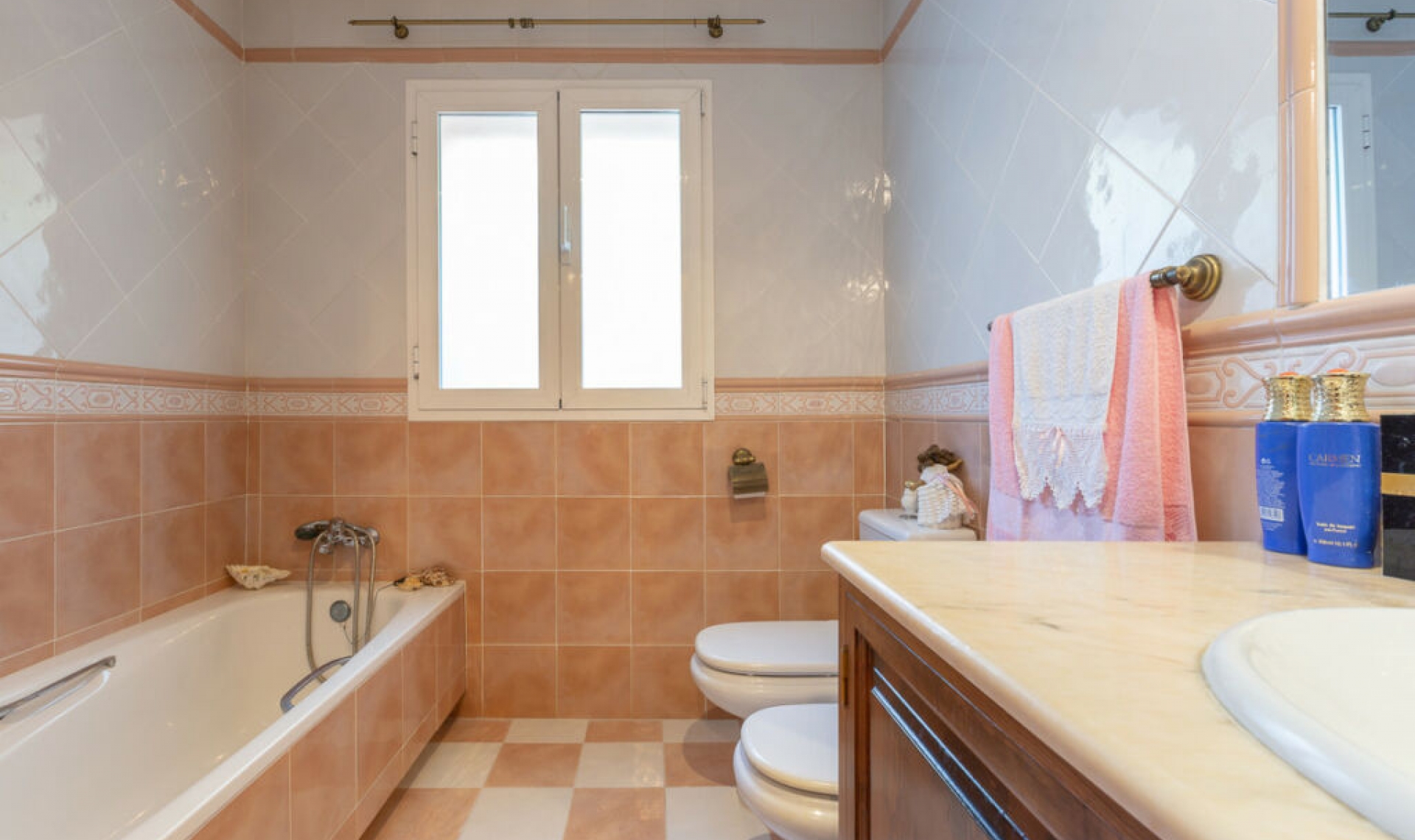 Resale - House -
Marbella