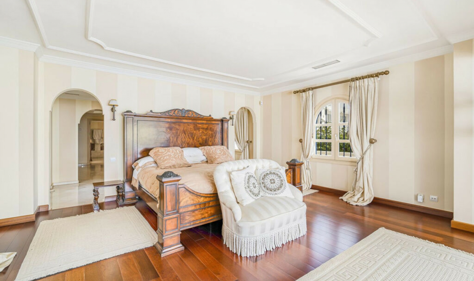 Resale - House -
Marbella