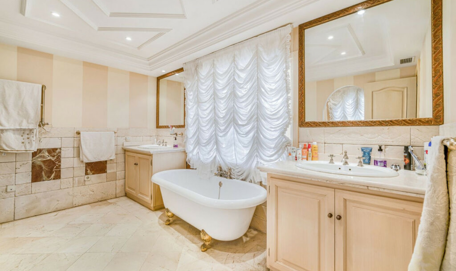 Resale - House -
Marbella