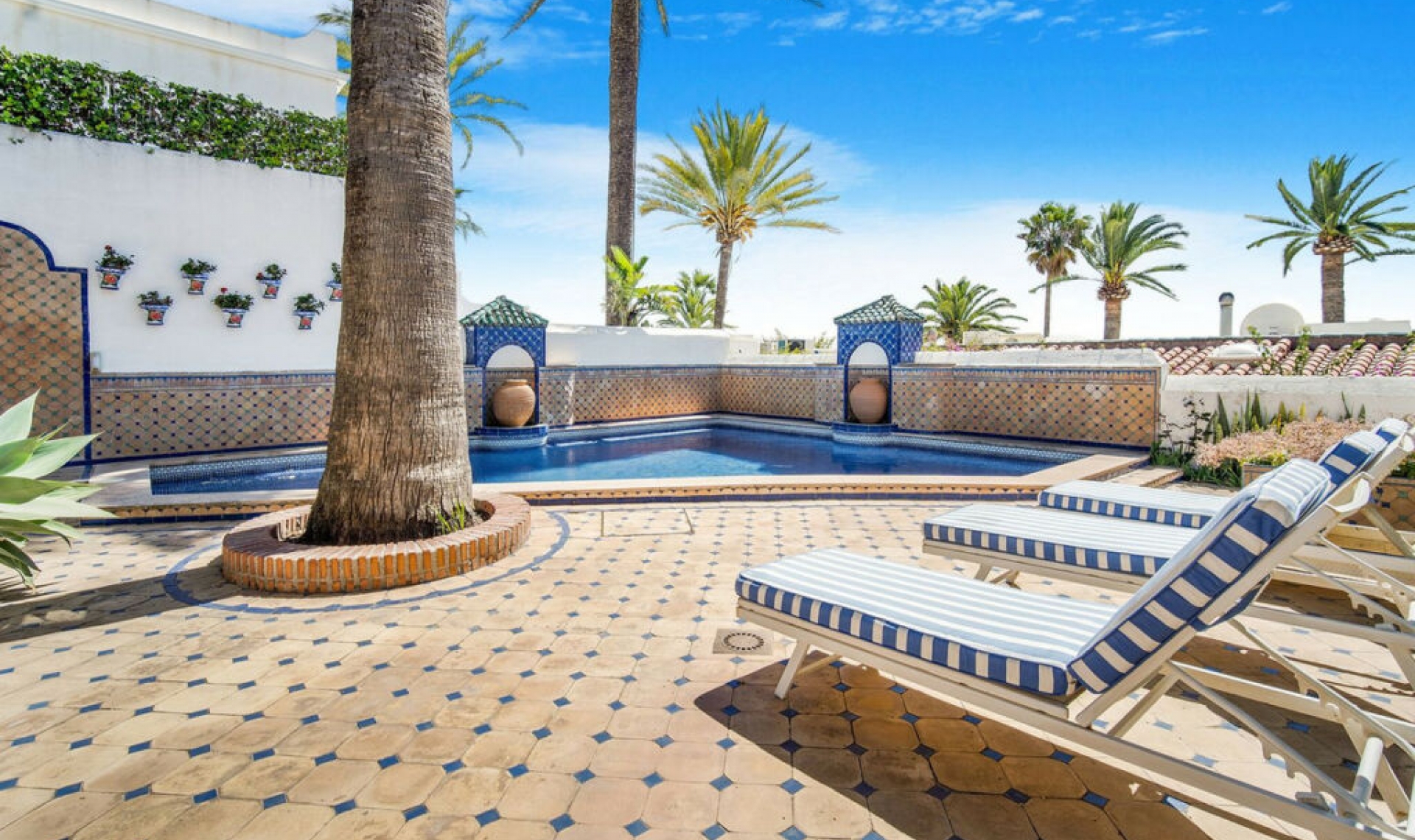 Resale - House -
Marbella