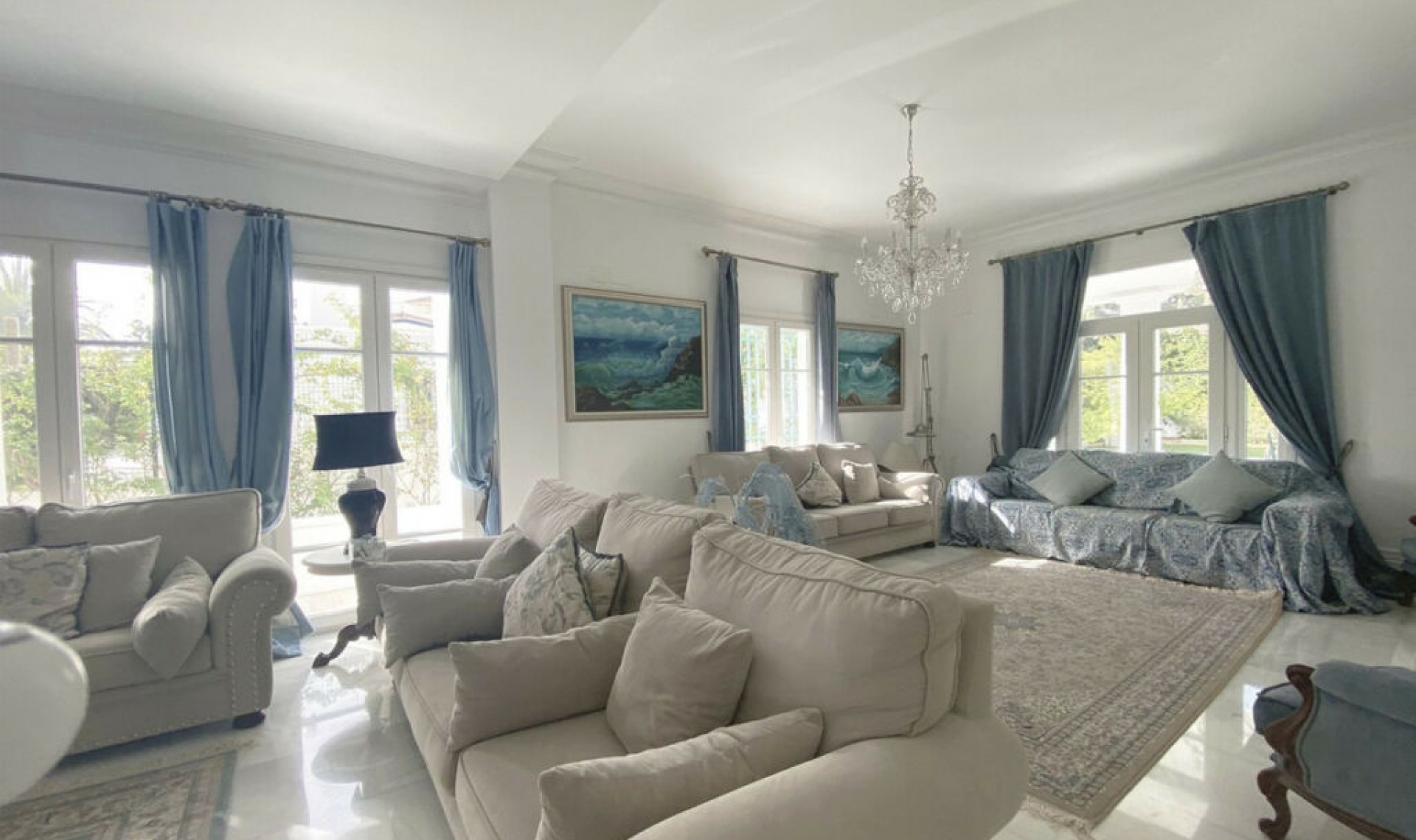 Resale - House -
Marbella