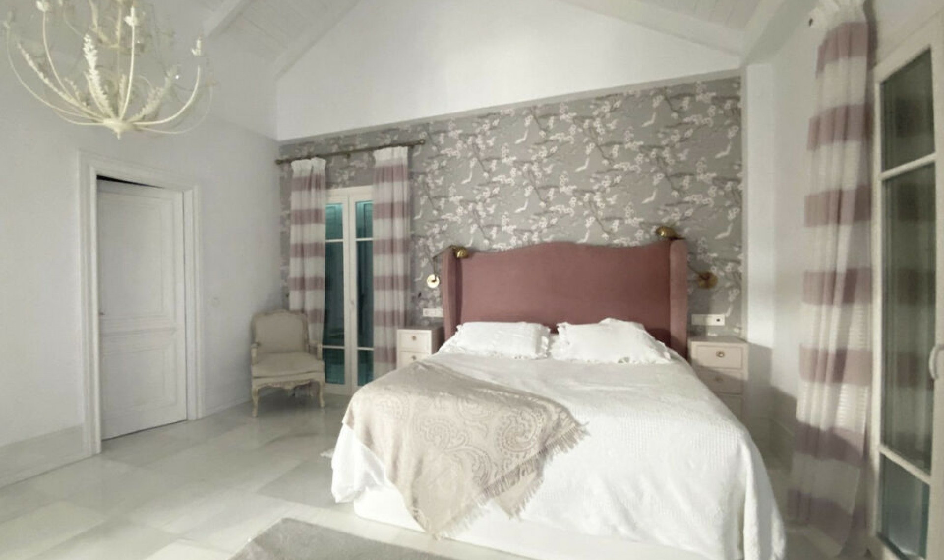 Resale - House -
Marbella