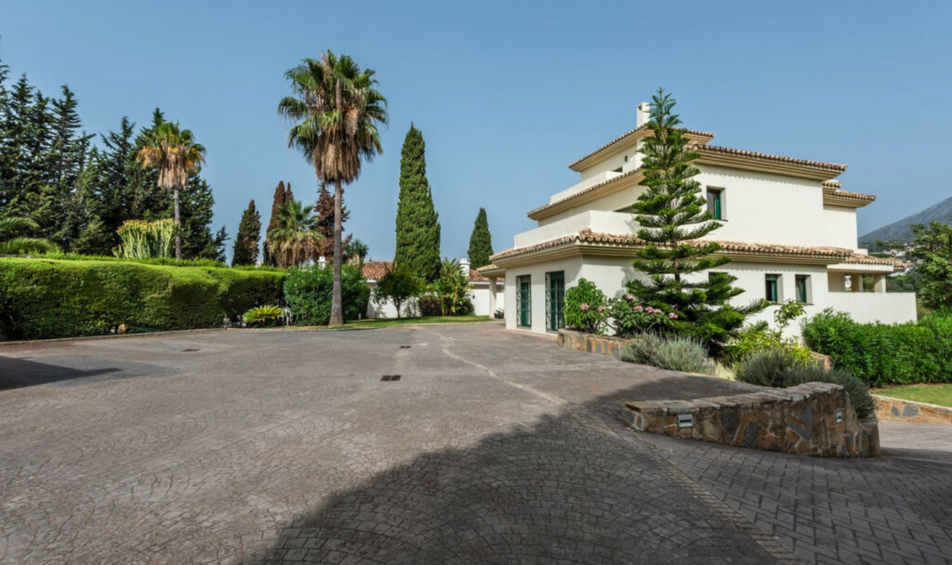 Resale - House -
Marbella