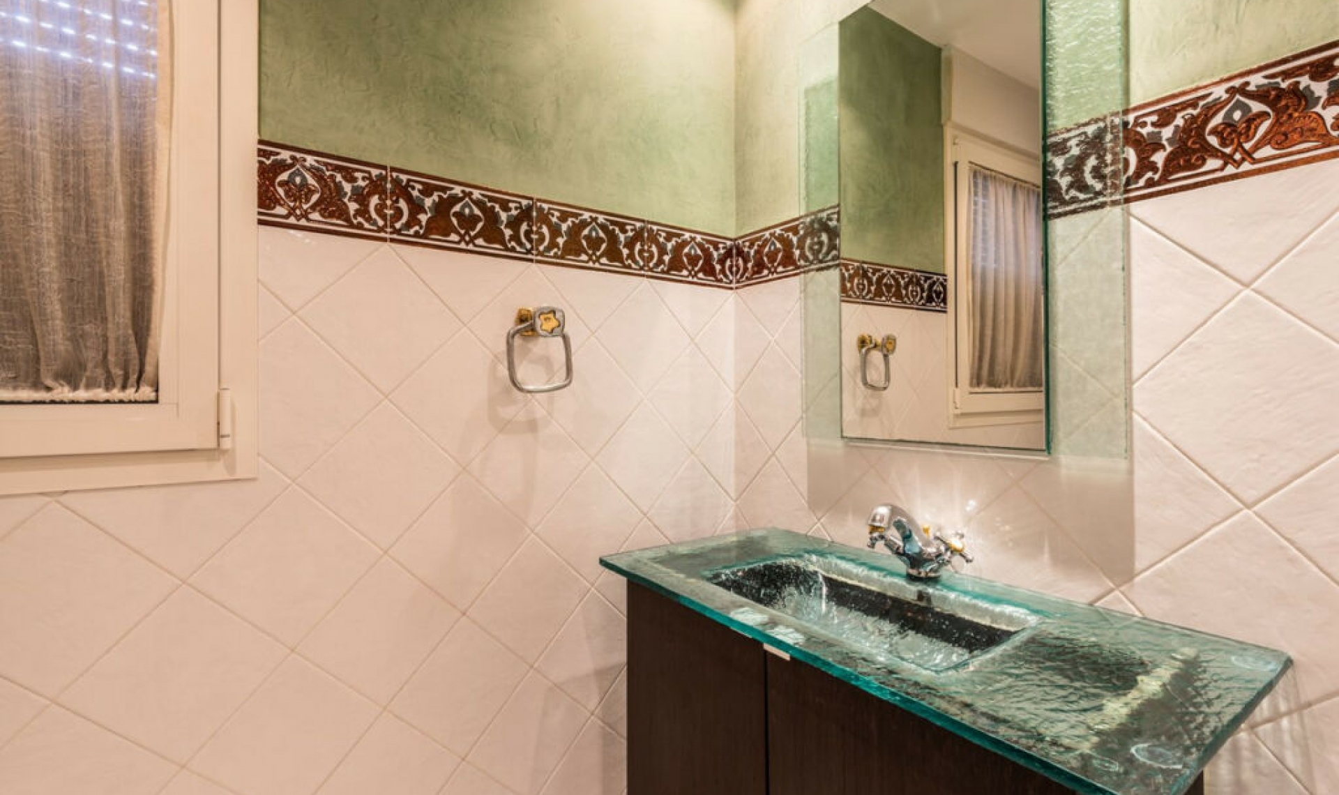 Resale - House -
Marbella