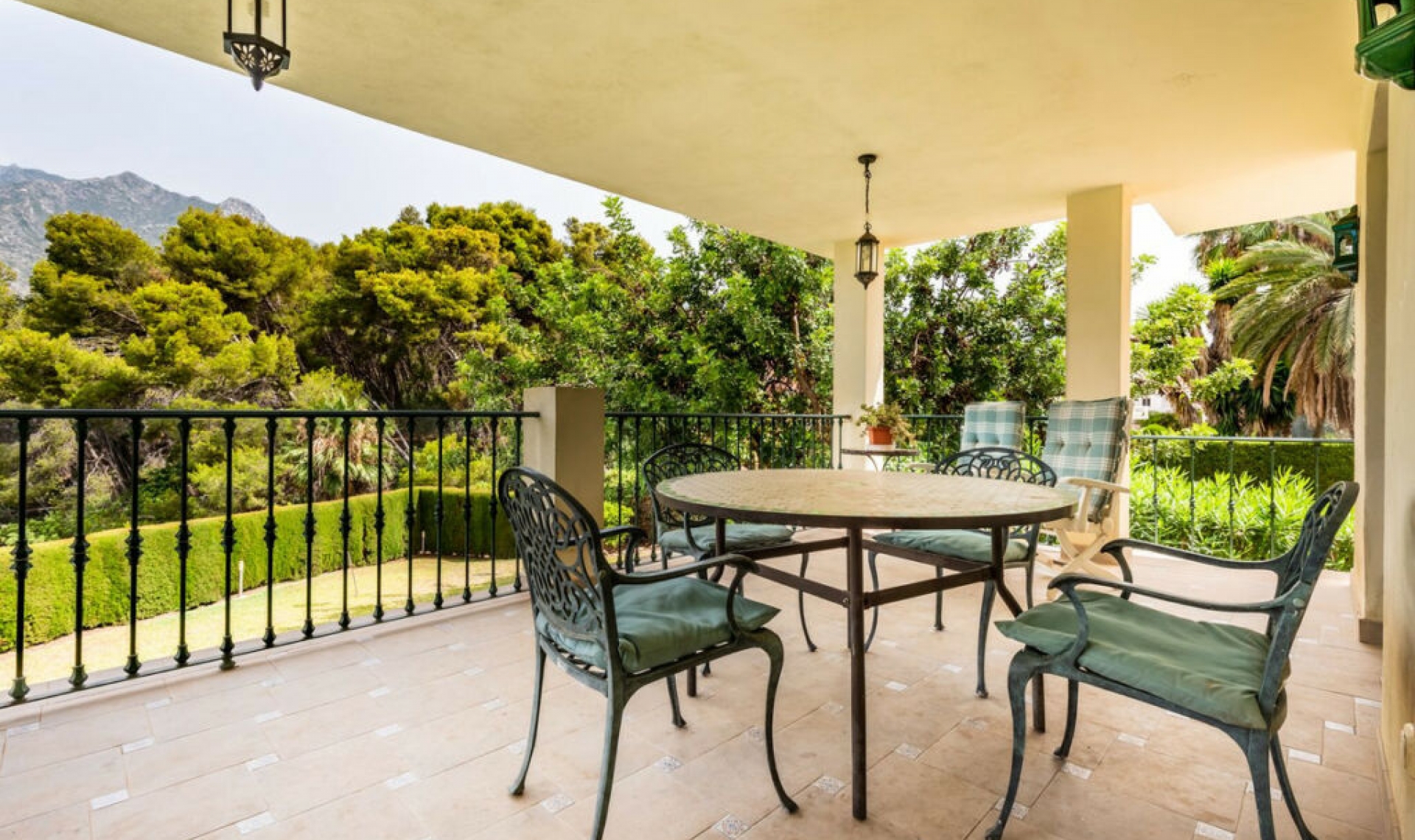 Resale - House -
Marbella