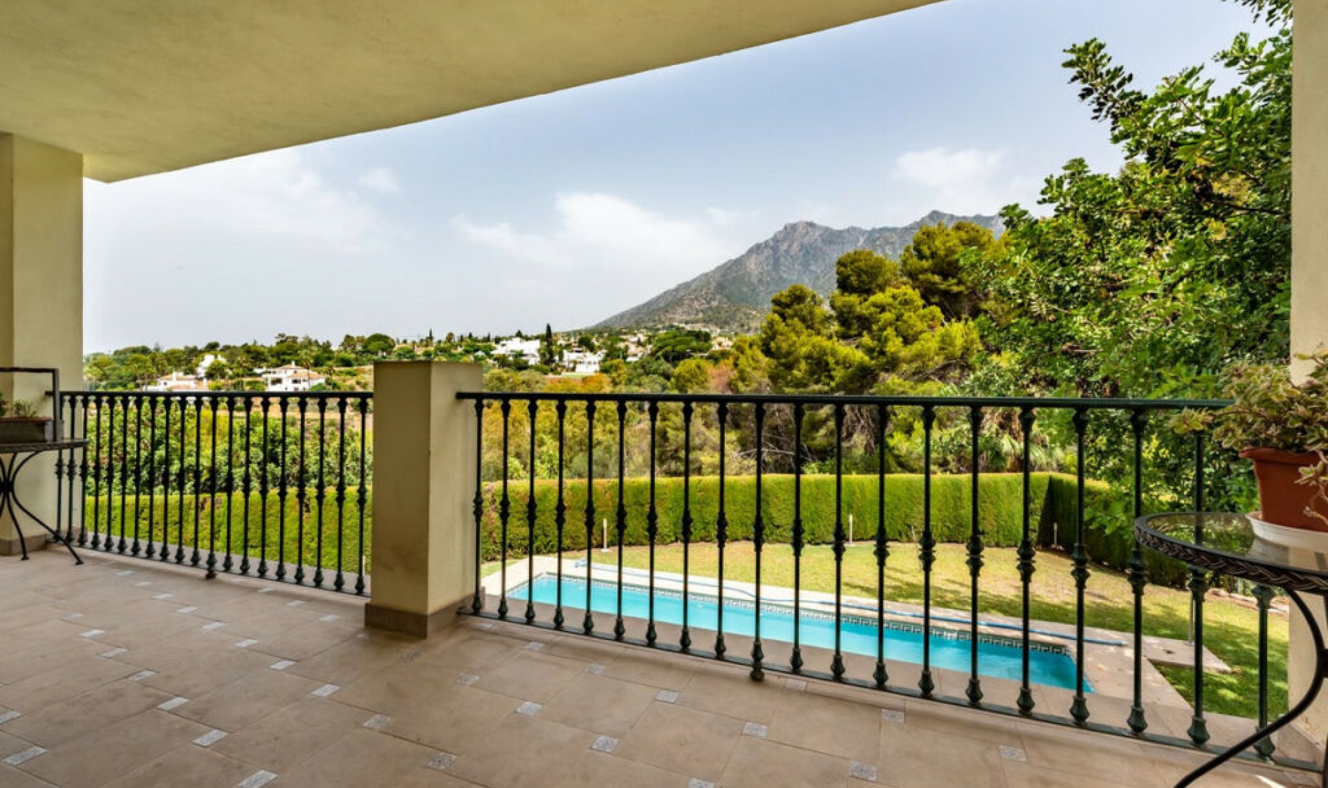 Resale - House -
Marbella