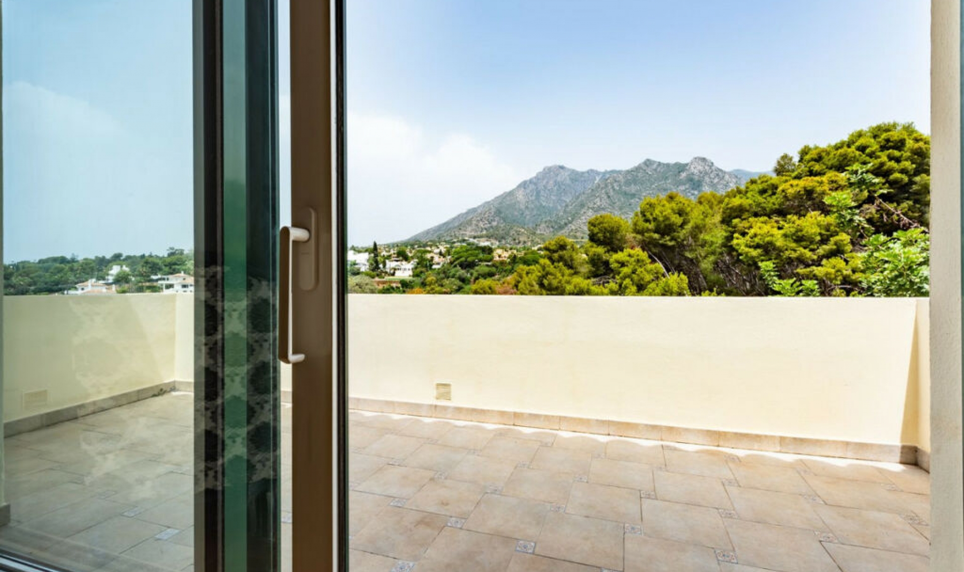 Resale - House -
Marbella