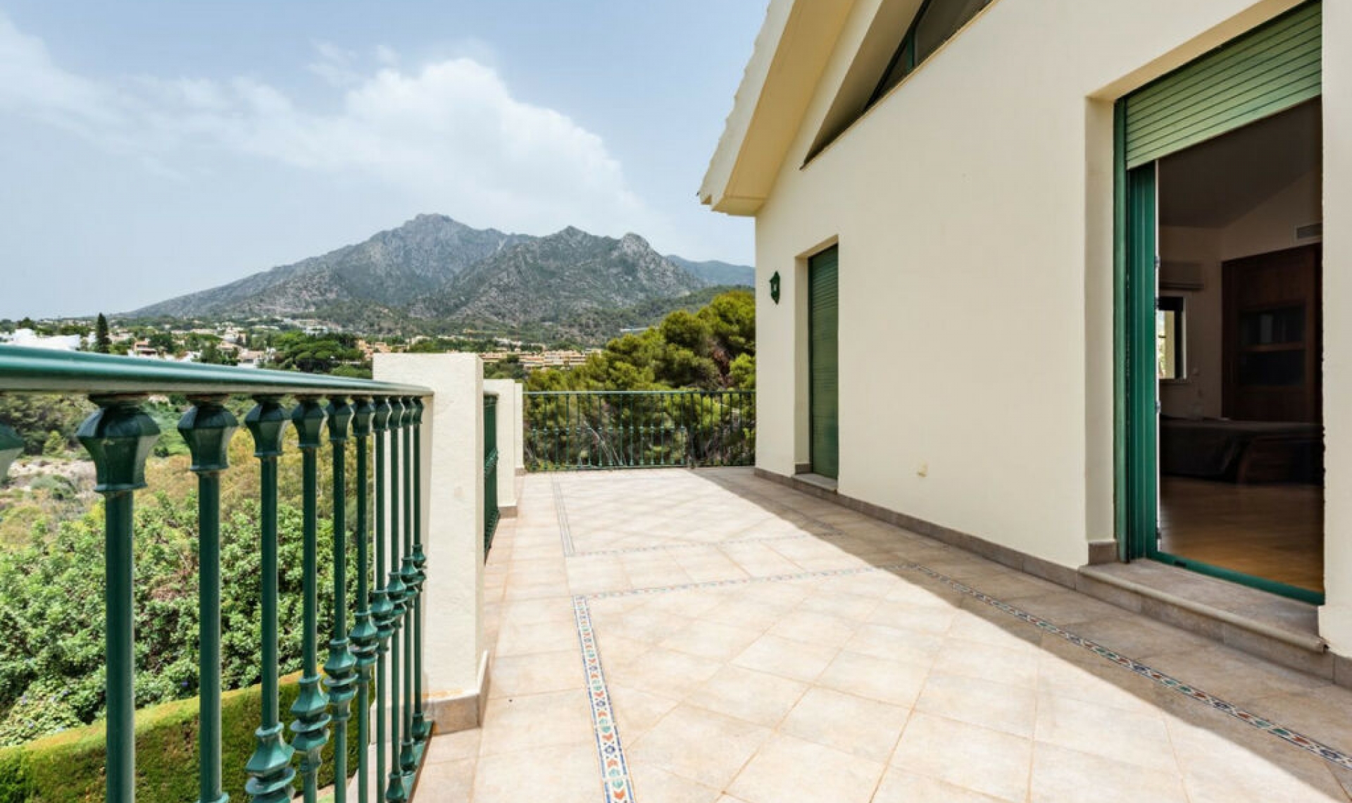 Resale - House -
Marbella