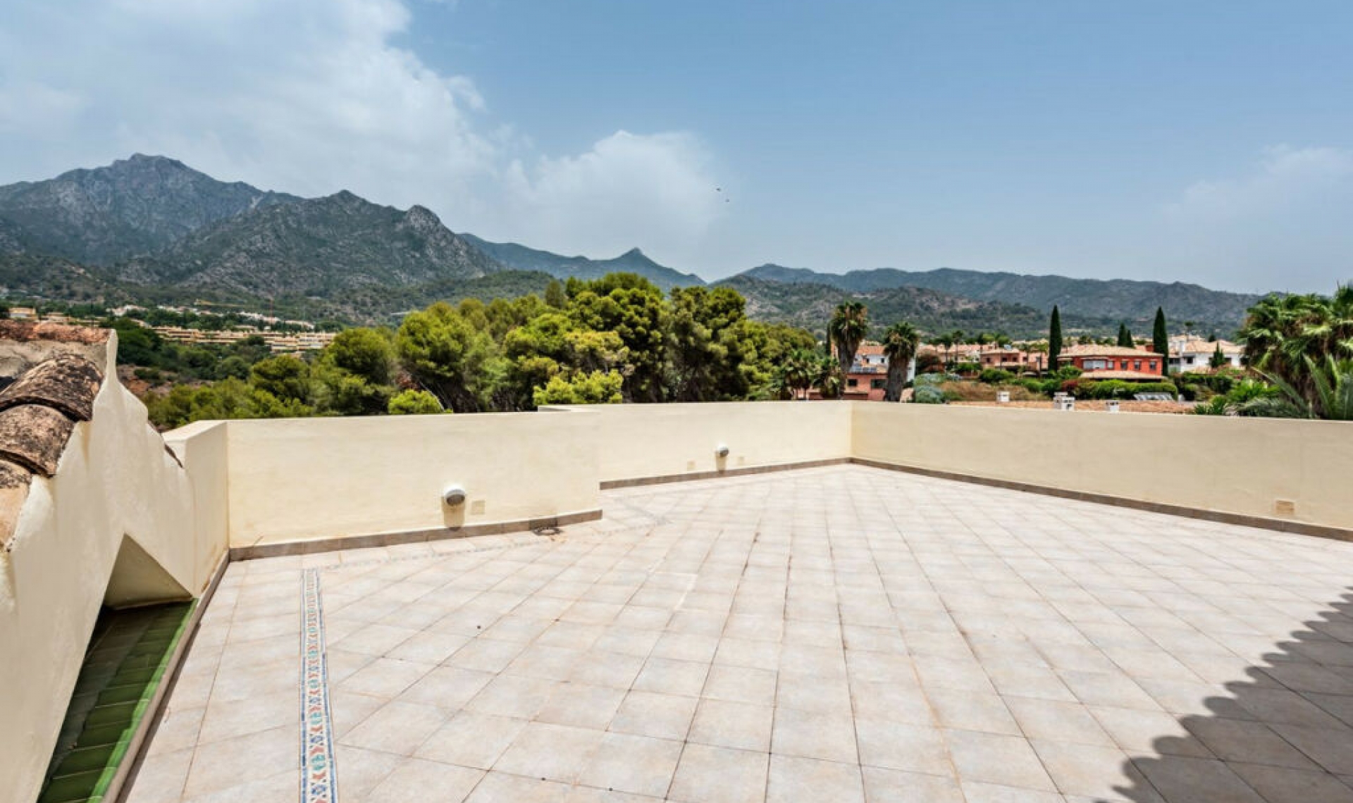 Resale - House -
Marbella