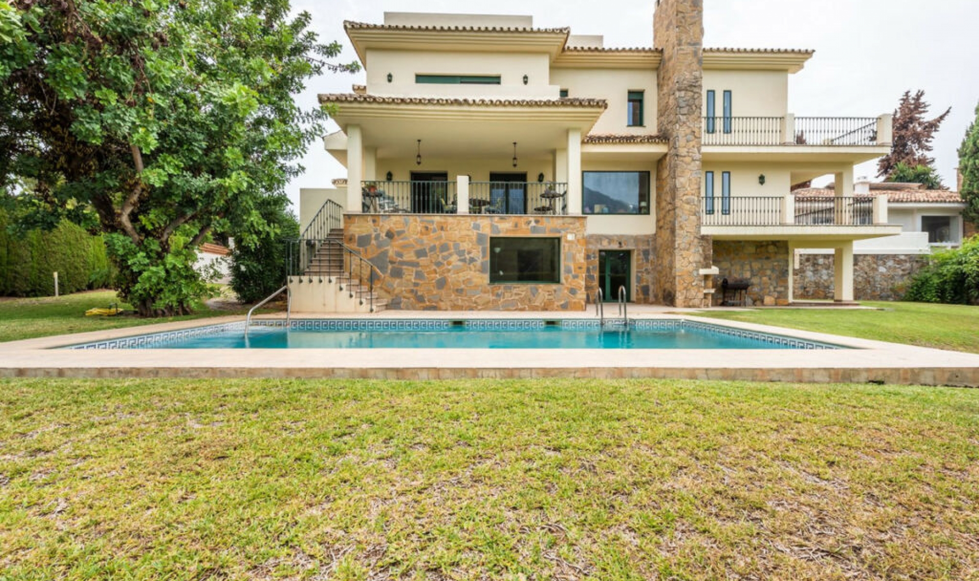 Resale - House -
Marbella