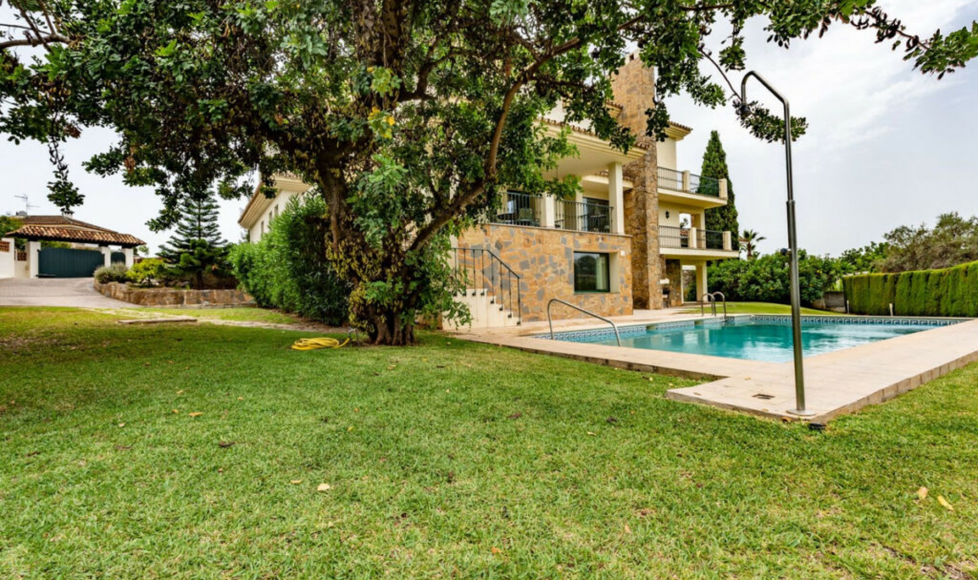 Resale - House -
Marbella