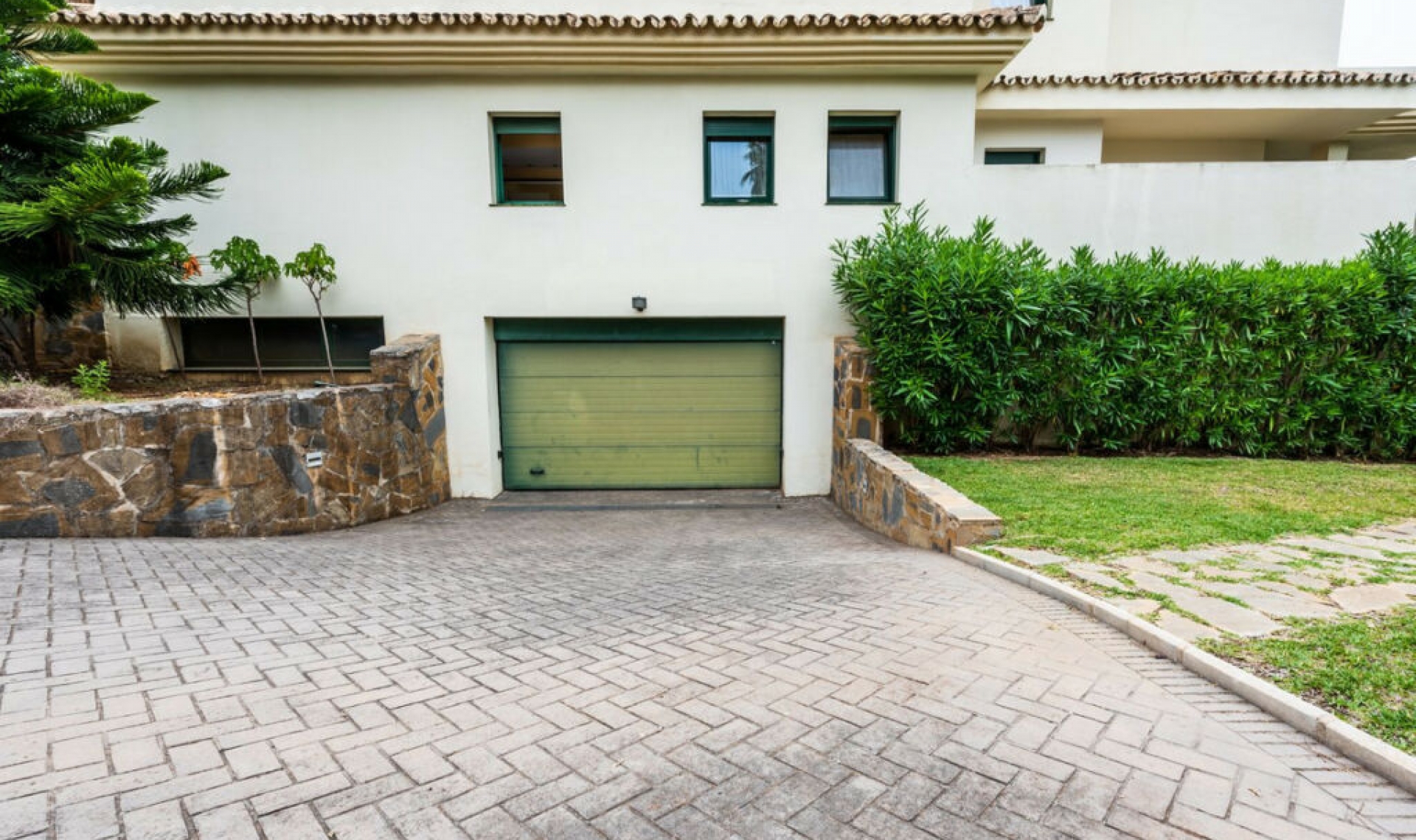 Resale - House -
Marbella