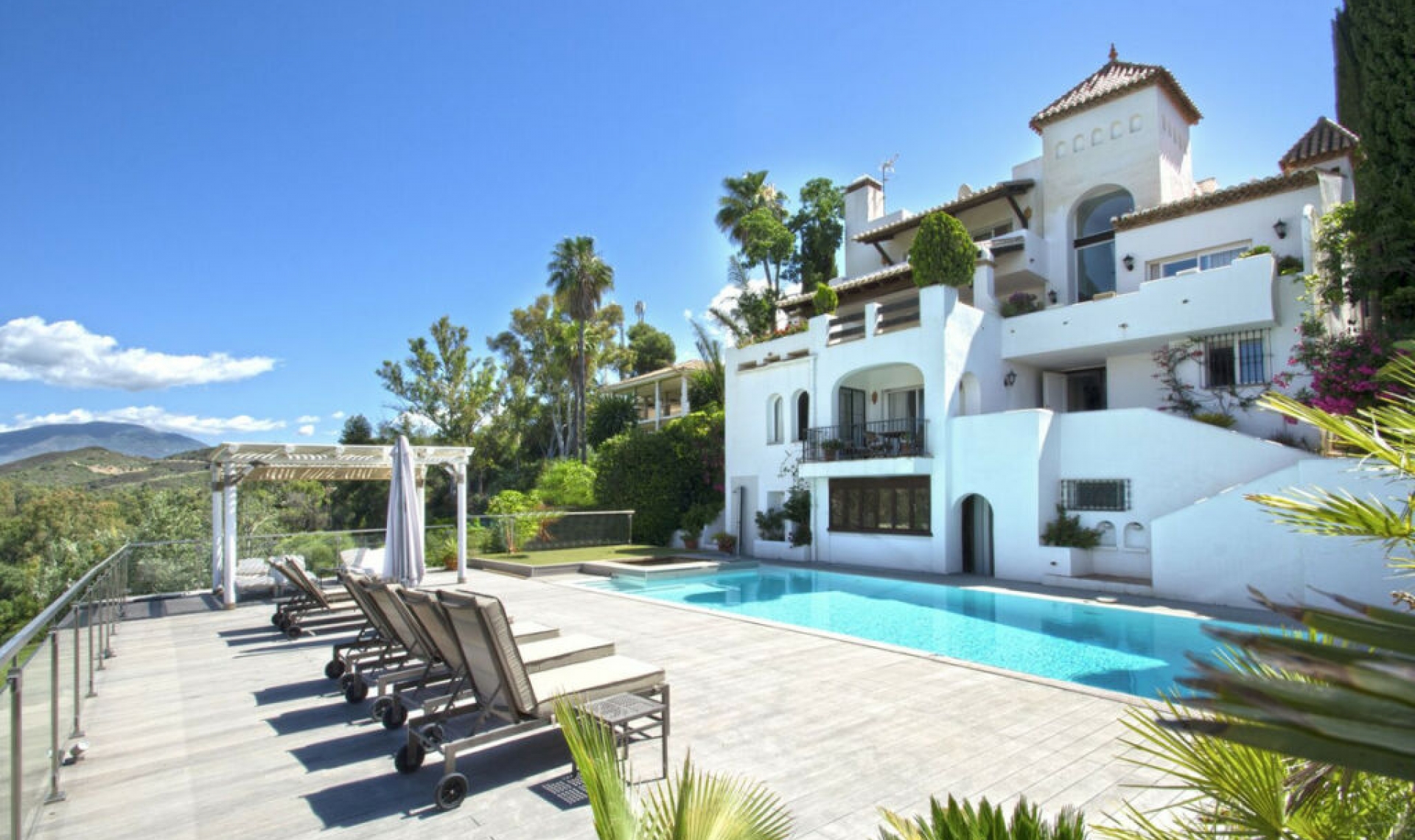 Resale - House -
Marbella